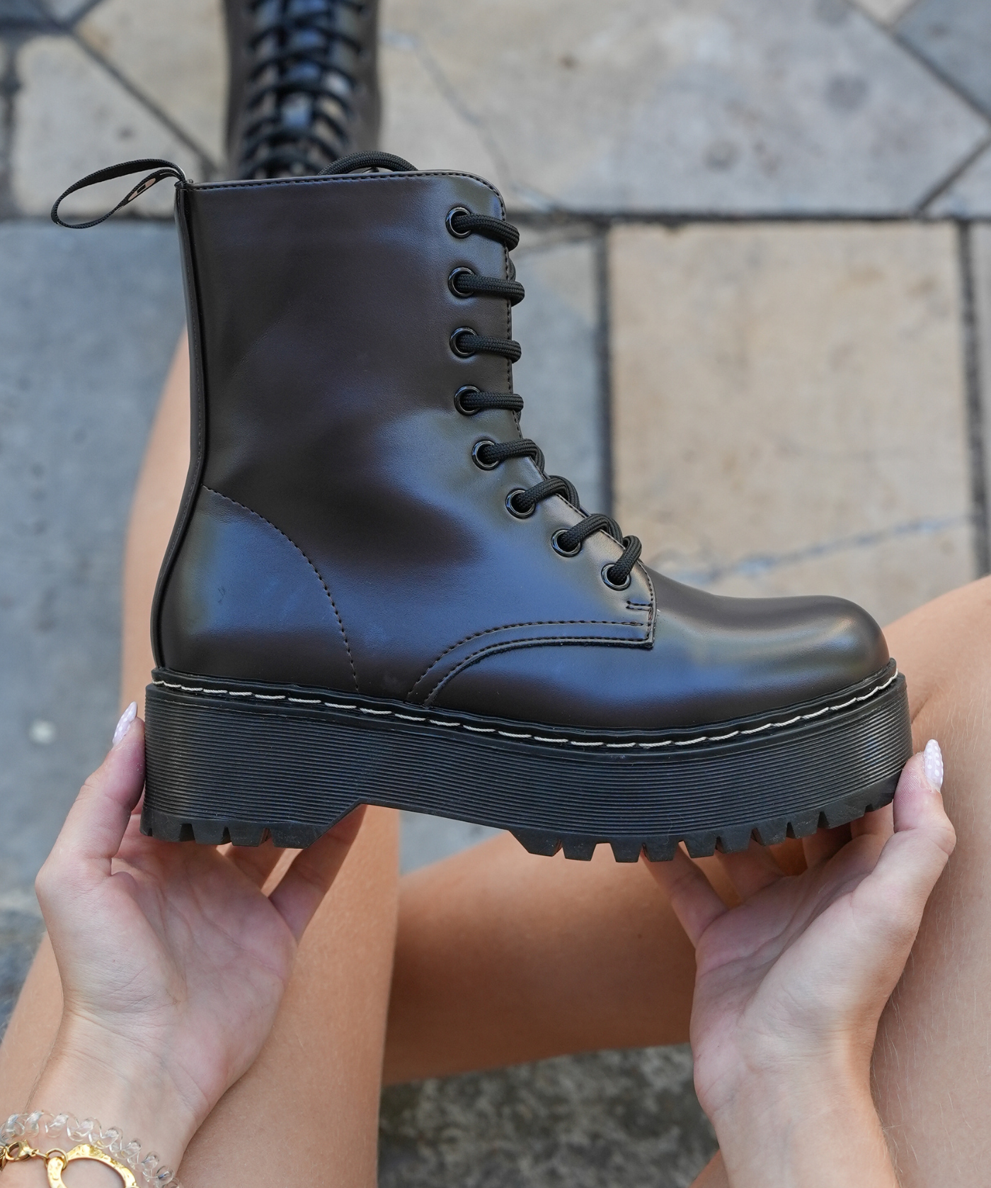 BOTTINES NOIRES FEMME À PLATEFORME ET LACETS STYLE COMBAT - Casualmode.fr