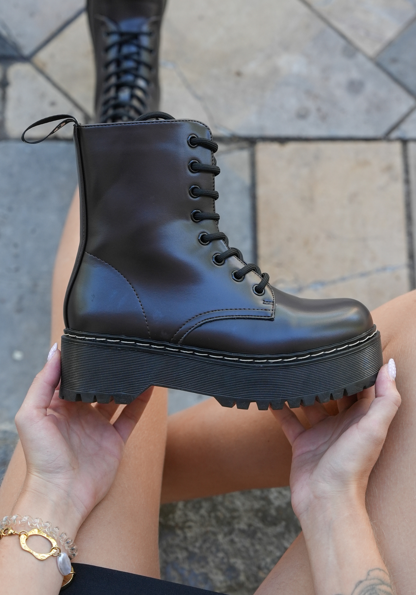 BOTTINES NOIRES FEMME À PLATEFORME ET LACETS STYLE COMBAT - Casualmode.fr