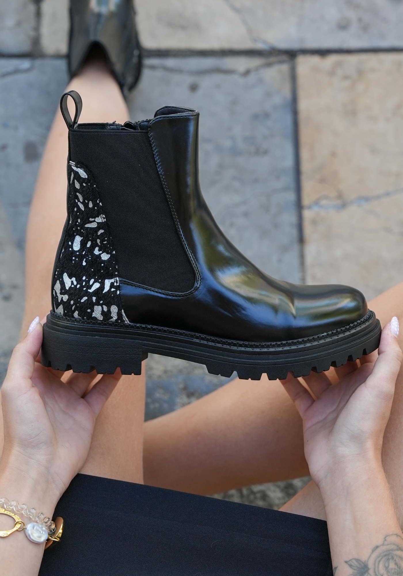 BOTTINES NOIRES CHELSEA À TALON COMPENSÉ ET DÉTAIL IMPRIMÉ - Casualmode.fr