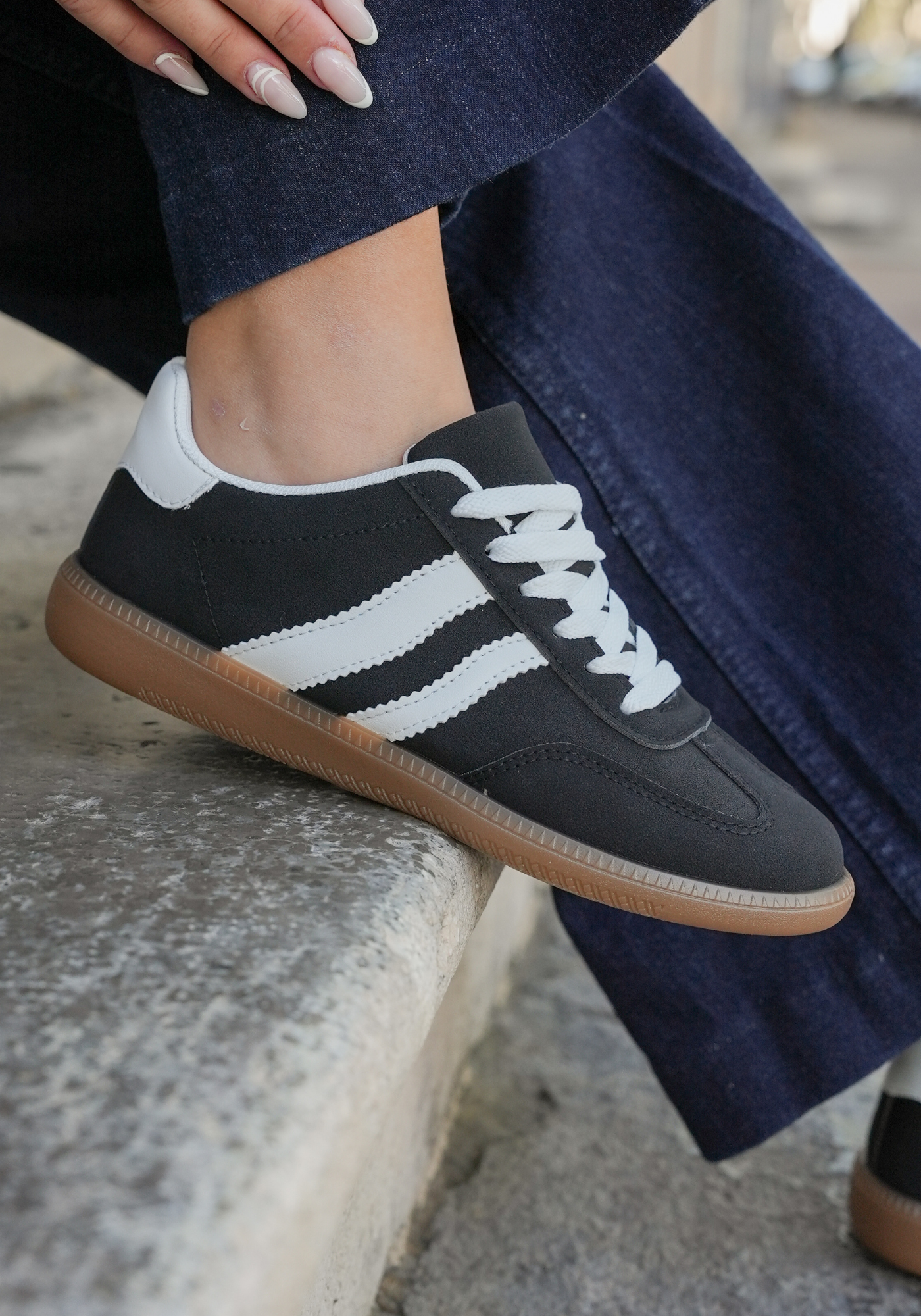 SNEAKERS NOIRES FEMME STYLE RÉTRO AVEC SEMELLE GOMME - Casualmode.fr