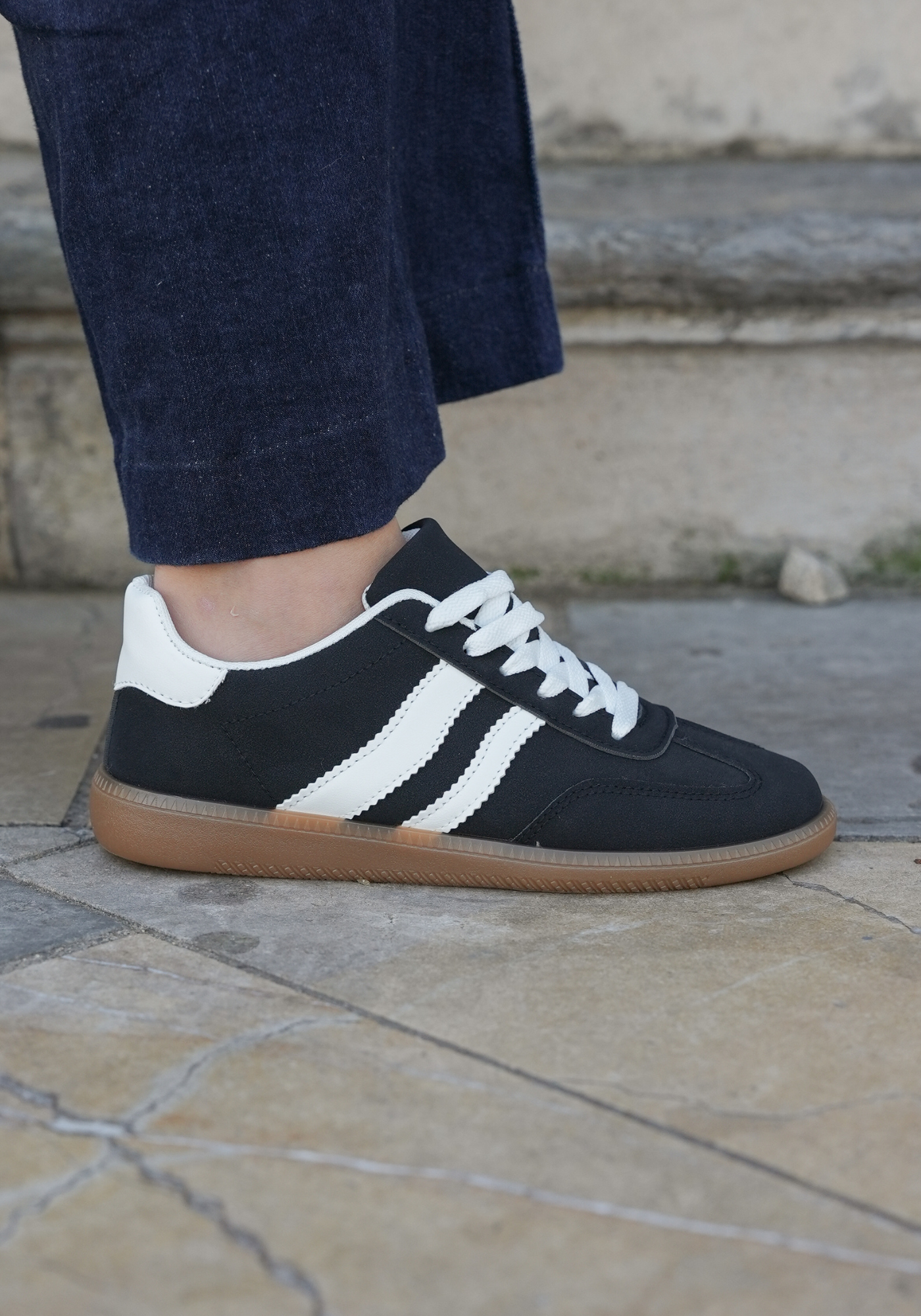 SNEAKERS NOIRES FEMME STYLE RÉTRO AVEC SEMELLE GOMME - Casualmode.fr