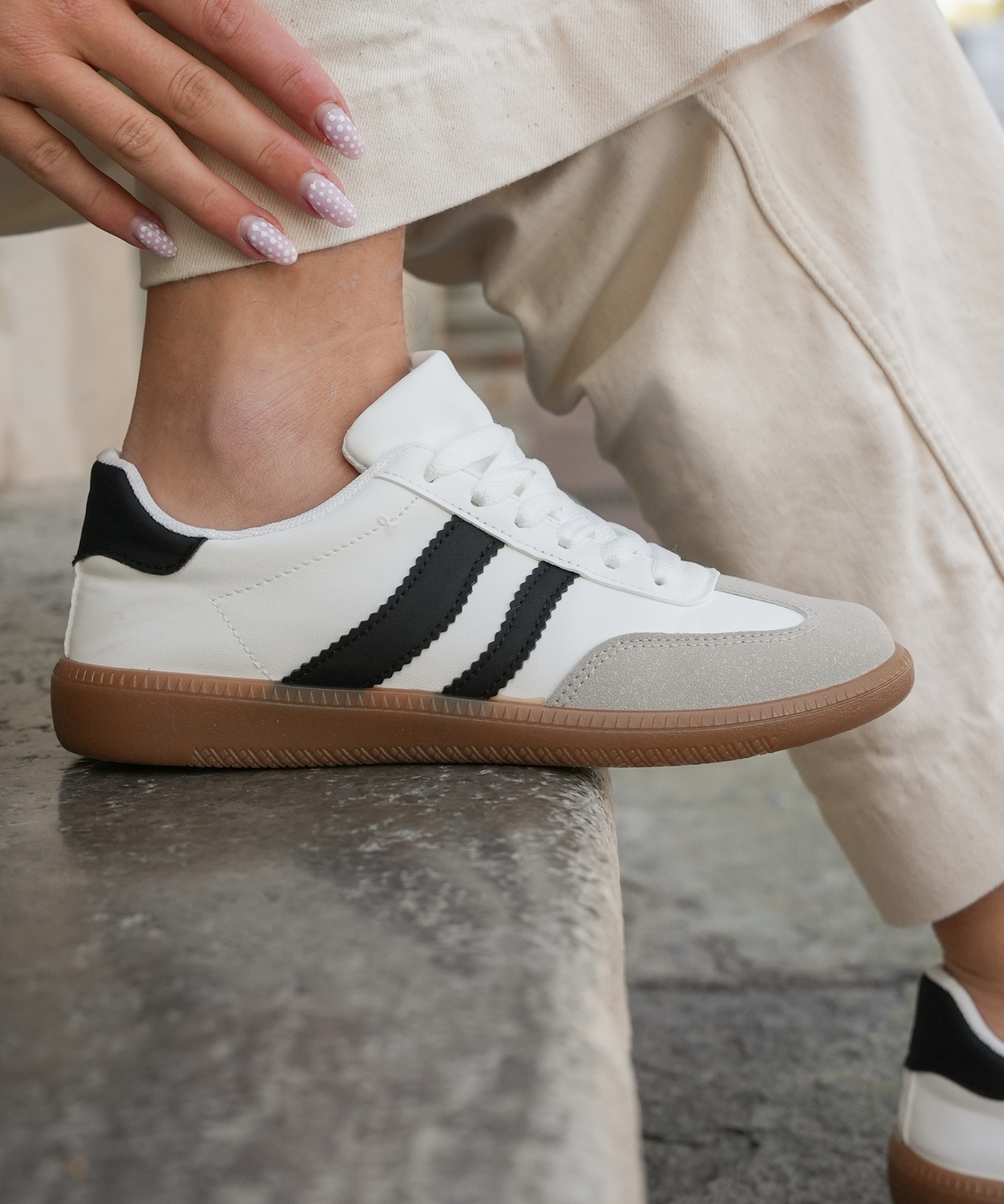 SNEAKERS BLANCHES FEMME STYLE RÉTRO AVEC SEMELLE GOMME - Casualmode.fr