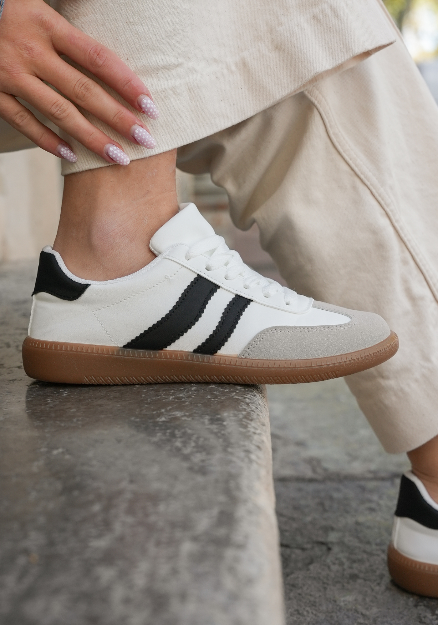 SNEAKERS BLANCHES FEMME STYLE RÉTRO AVEC SEMELLE GOMME - Casualmode.fr