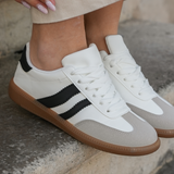 SNEAKERS BLANCHES FEMME STYLE RÉTRO AVEC SEMELLE GOMME - Casualmode.fr