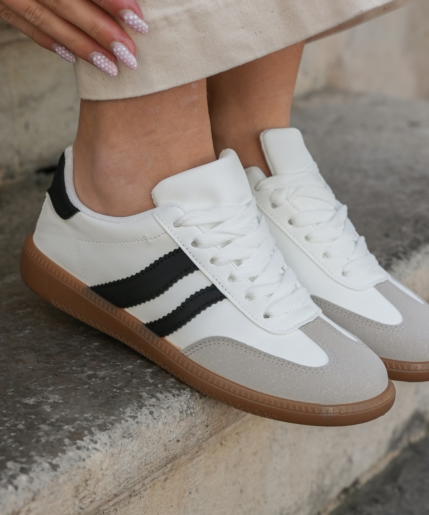 SNEAKERS BLANCHES FEMME STYLE RÉTRO AVEC SEMELLE GOMME - Casualmode.fr