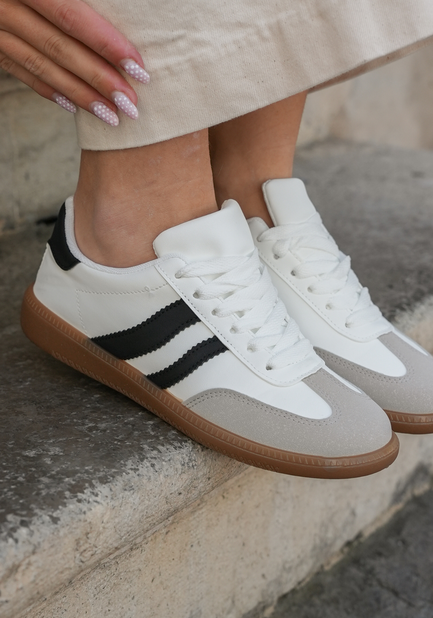 SNEAKERS BLANCHES FEMME STYLE RÉTRO AVEC SEMELLE GOMME - Casualmode.fr