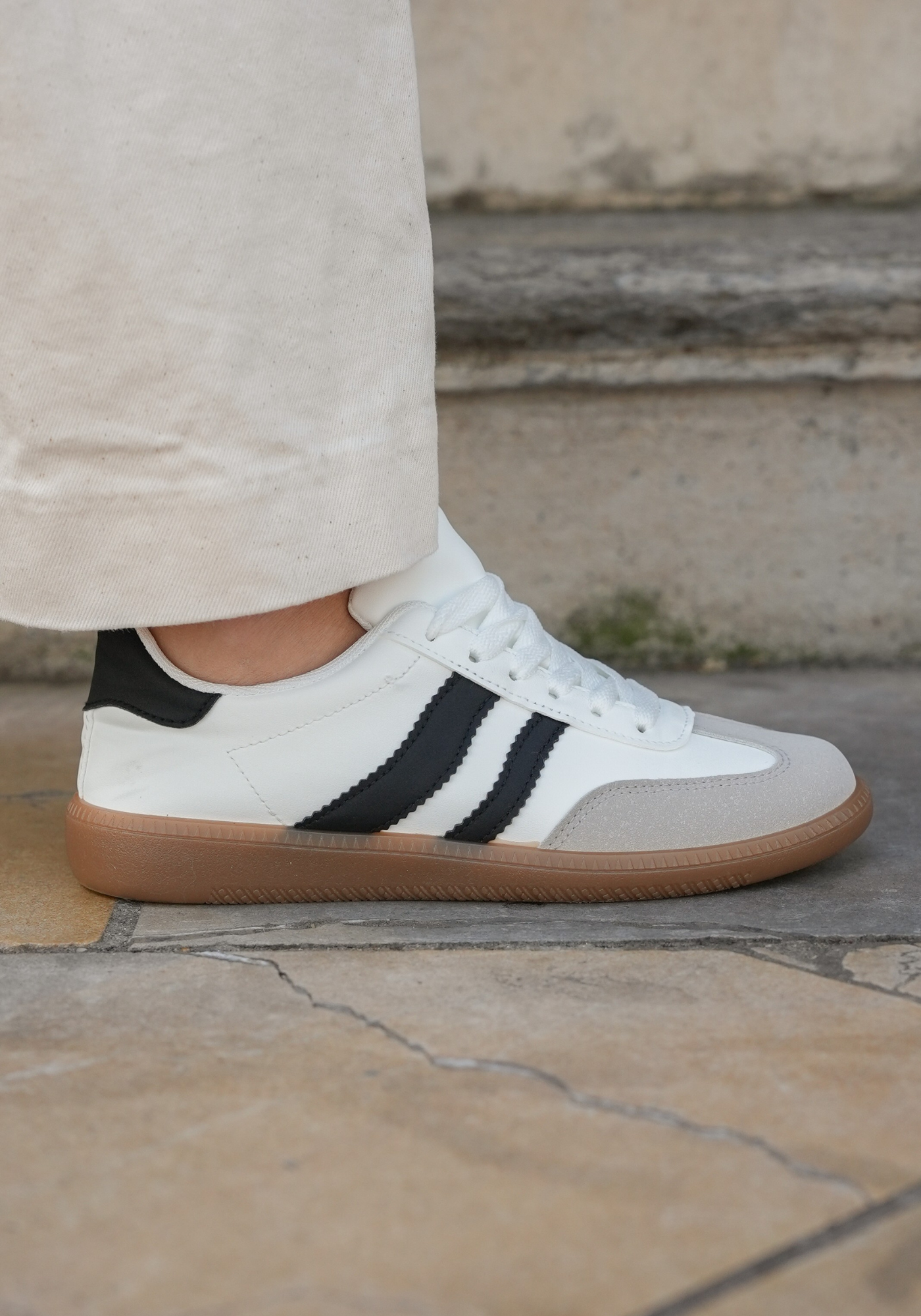 SNEAKERS BLANCHES FEMME STYLE RÉTRO AVEC SEMELLE GOMME - Casualmode.fr