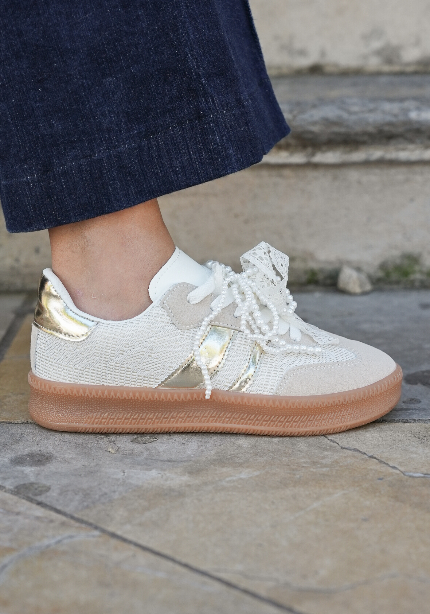 SNEAKERS BLANCHES ET DORÉES FEMME AVEC SEMELLE GOMME - Casualmode.fr