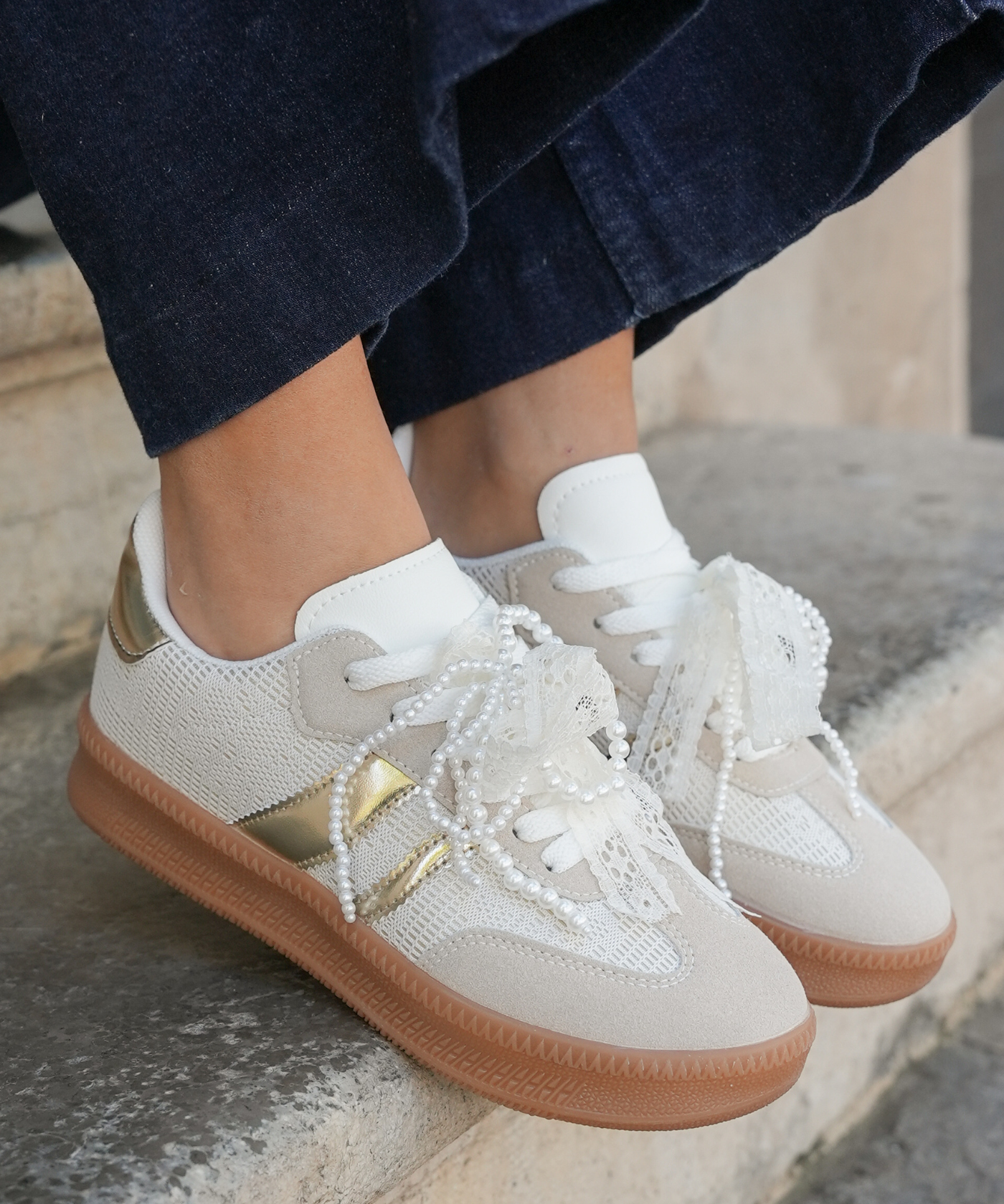 SNEAKERS BLANCHES ET DORÉES FEMME AVEC SEMELLE GOMME - Casualmode.fr