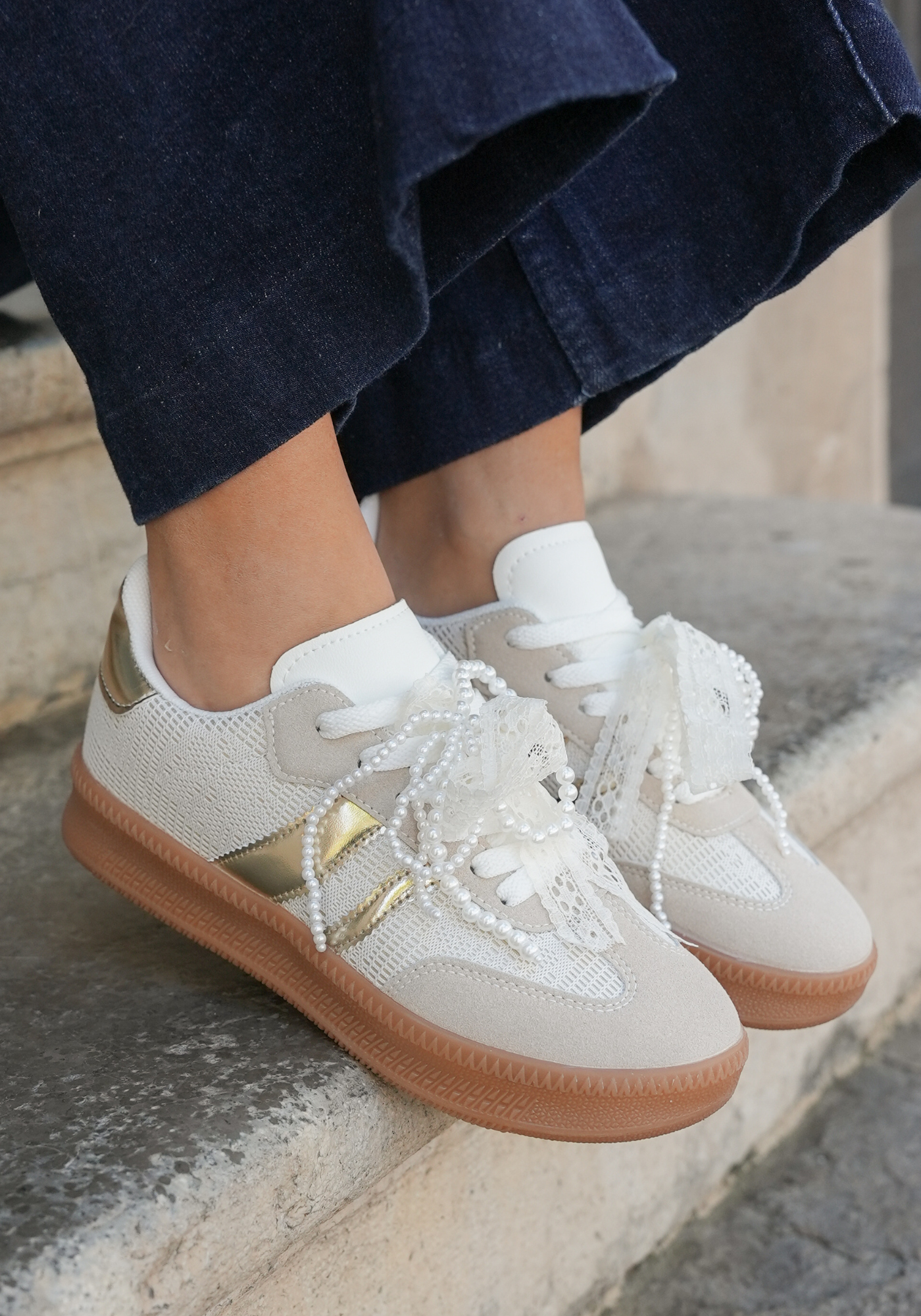 SNEAKERS BLANCHES ET DORÉES FEMME AVEC SEMELLE GOMME - Casualmode.fr