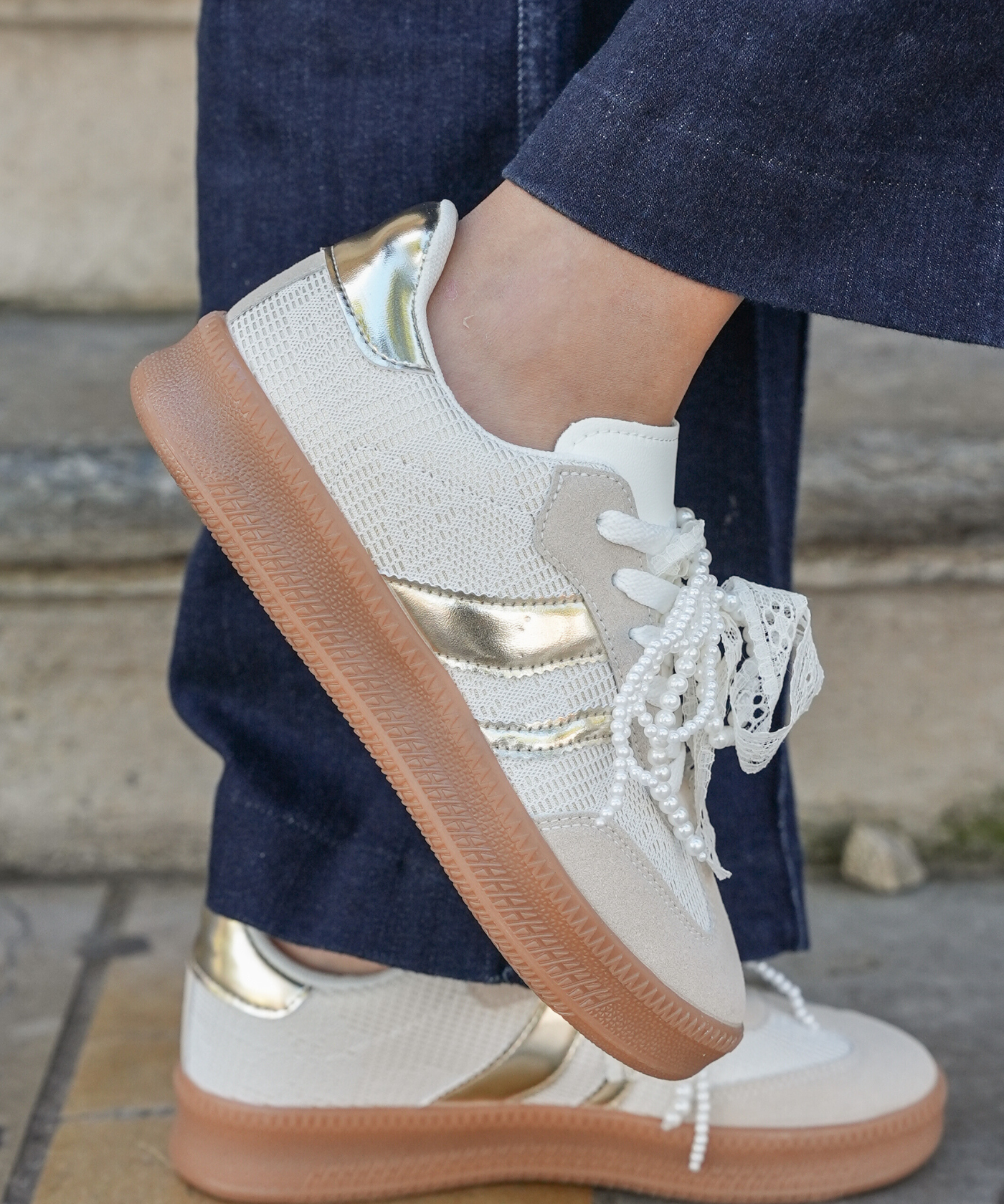 SNEAKERS BLANCHES ET DORÉES FEMME AVEC SEMELLE GOMME - Casualmode.fr