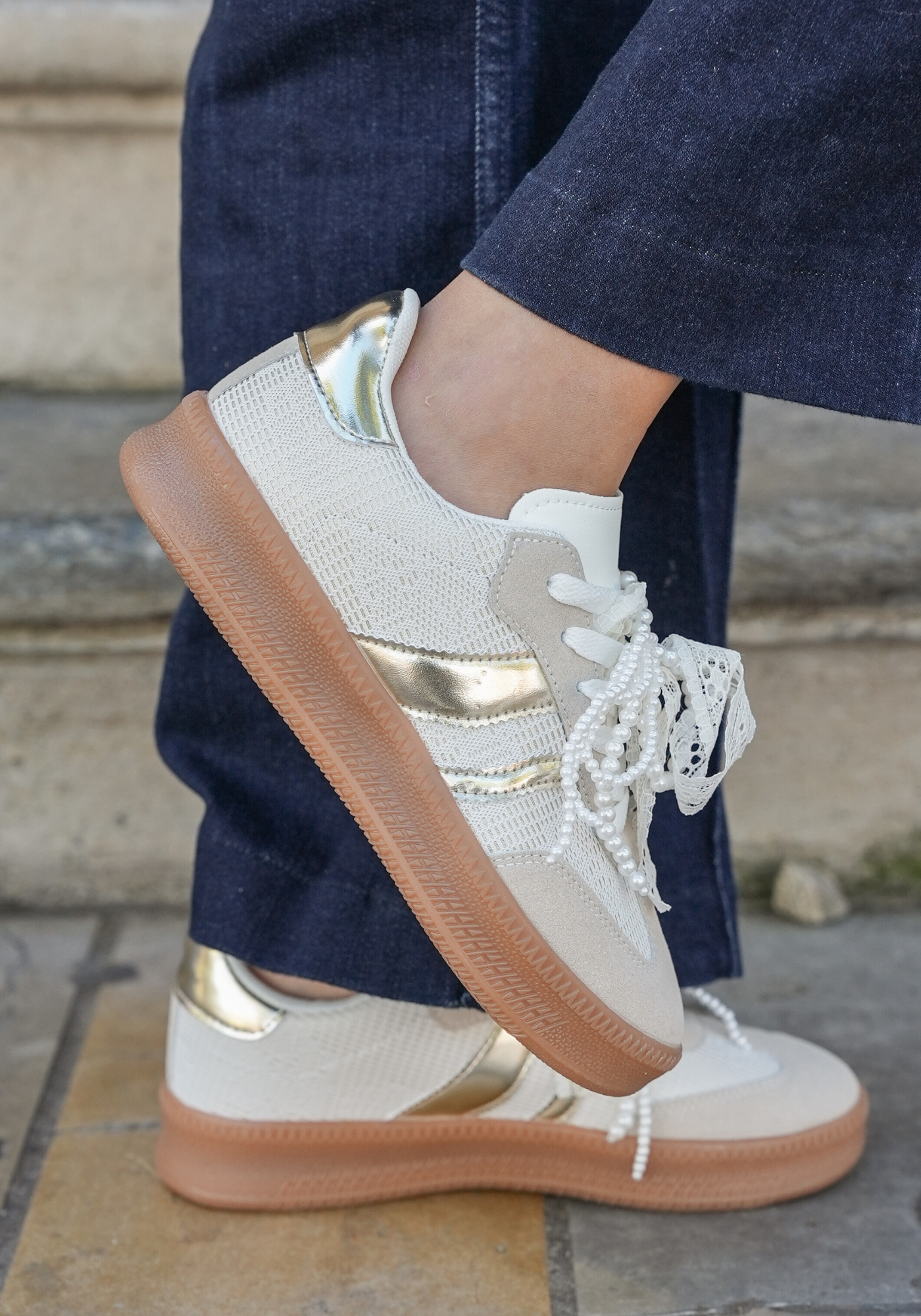 SNEAKERS BLANCHES ET DORÉES FEMME AVEC SEMELLE GOMME - Casualmode.fr