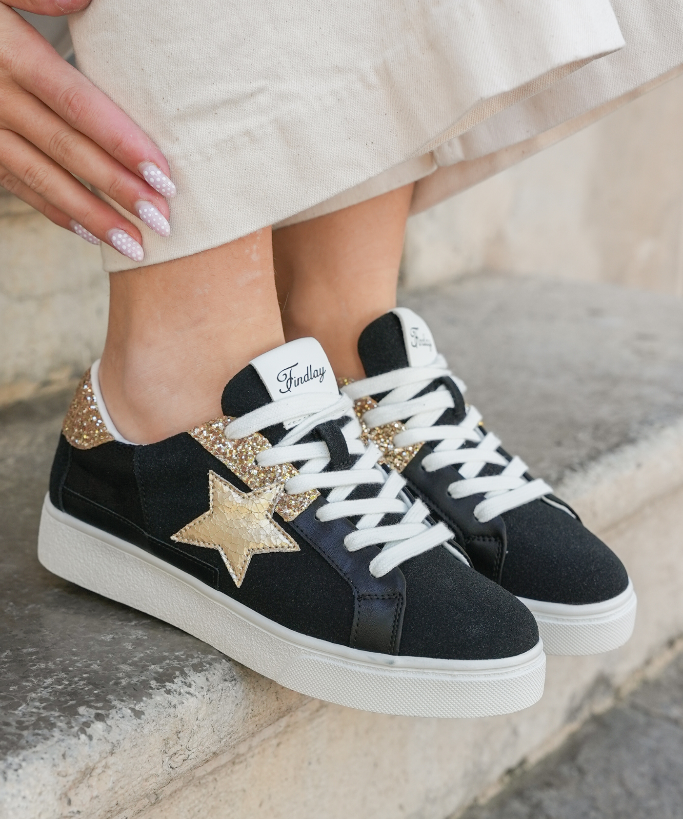 BASKETS FEMME NOIRES ÉTOILE DORÉE ET PAILLETTES - Casualmode.fr