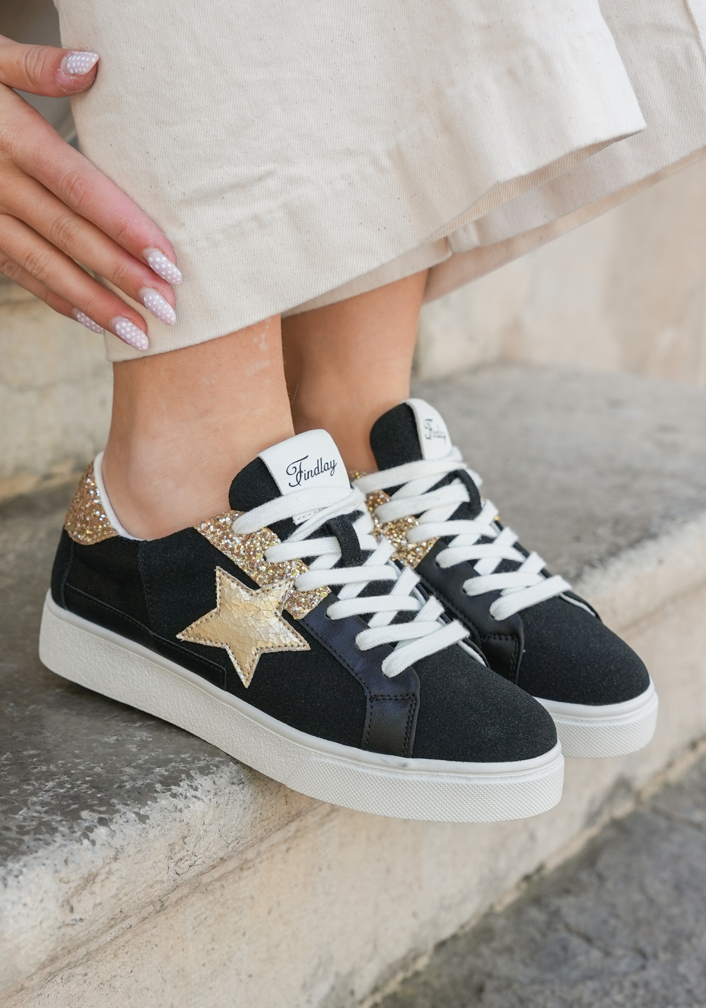 BASKETS FEMME NOIRES ÉTOILE DORÉE ET PAILLETTES - Casualmode.fr