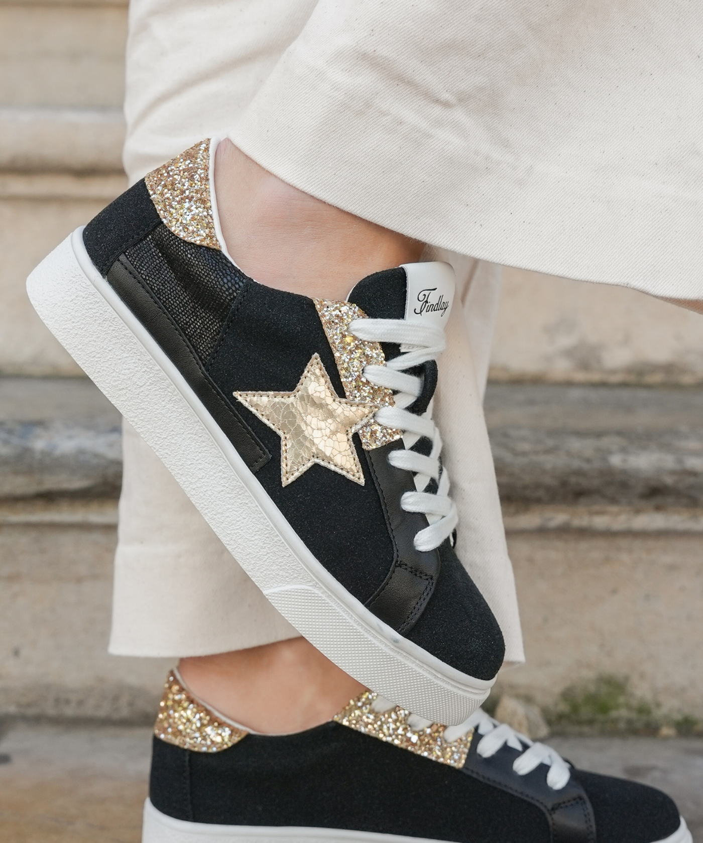 BASKETS FEMME NOIRES ÉTOILE DORÉE ET PAILLETTES - Casualmode.fr