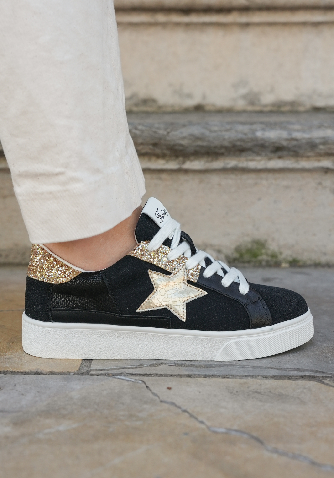 BASKETS FEMME NOIRES ÉTOILE DORÉE ET PAILLETTES - Casualmode.fr