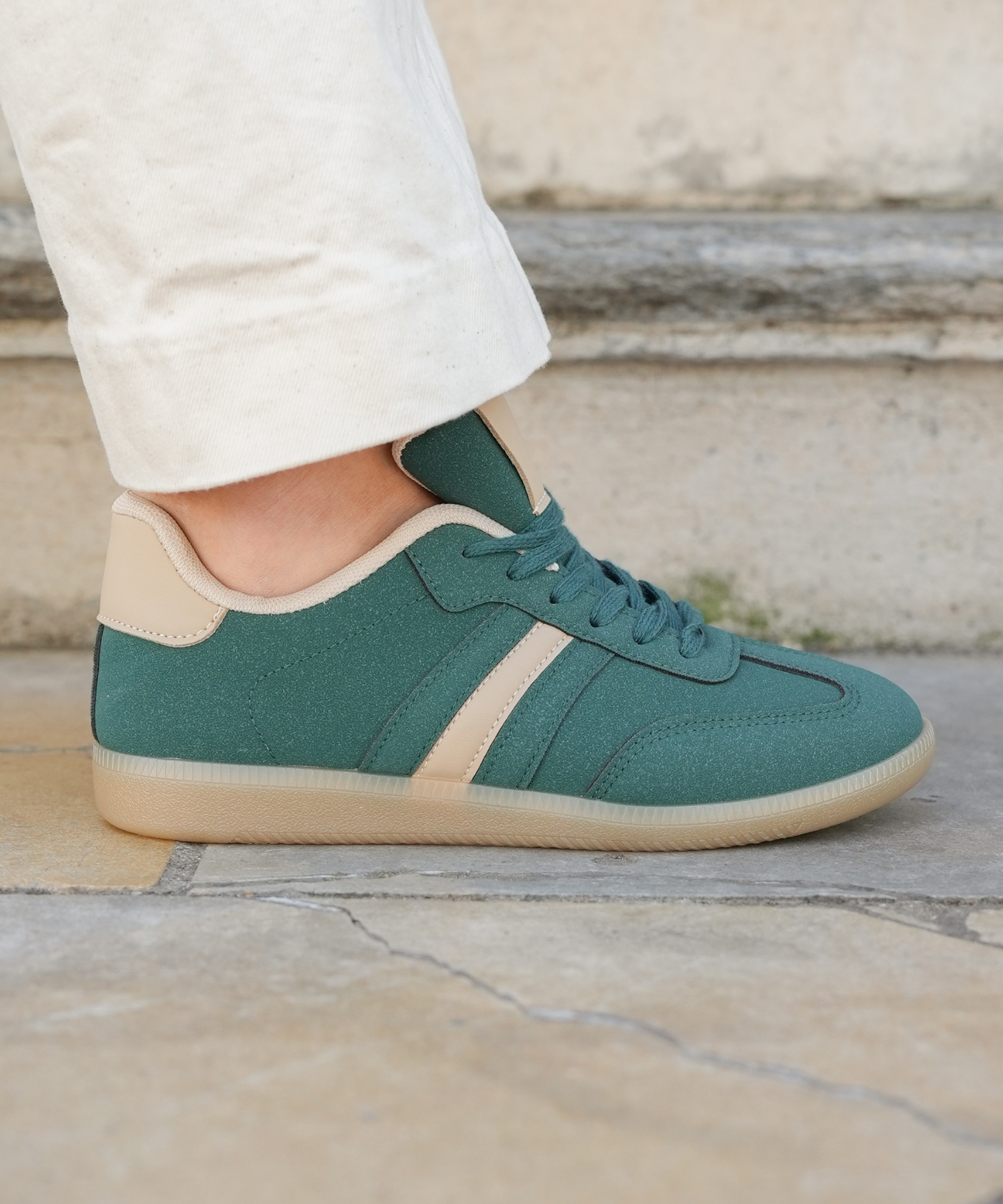 SNEAKERS VERTES À BANDE BEIGE STYLE RETRO - Casualmode.fr