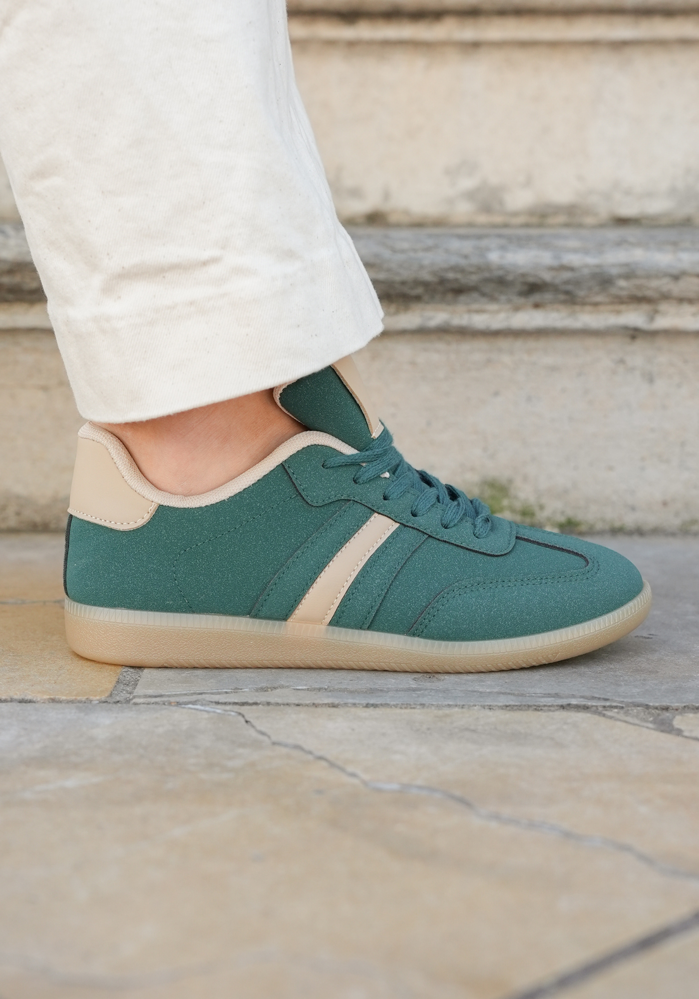 SNEAKERS VERTES À BANDE BEIGE STYLE RETRO - Casualmode.fr