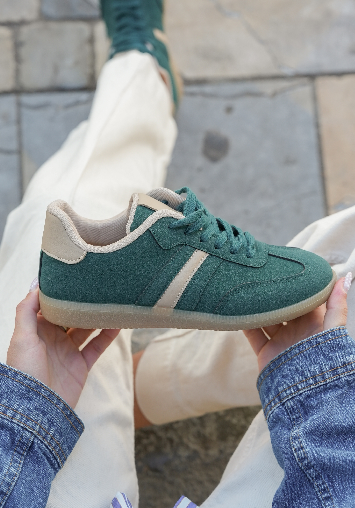 SNEAKERS VERTES À BANDE BEIGE STYLE RETRO - Casualmode.fr