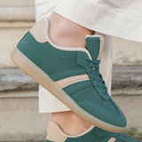 SNEAKERS VERTES À BANDE BEIGE STYLE RETRO - Casualmode.fr
