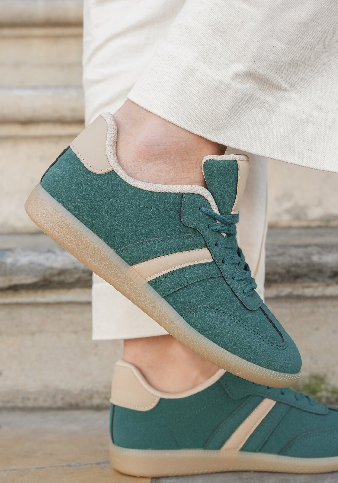 SNEAKERS VERTES À BANDE BEIGE STYLE RETRO - Casualmode.fr