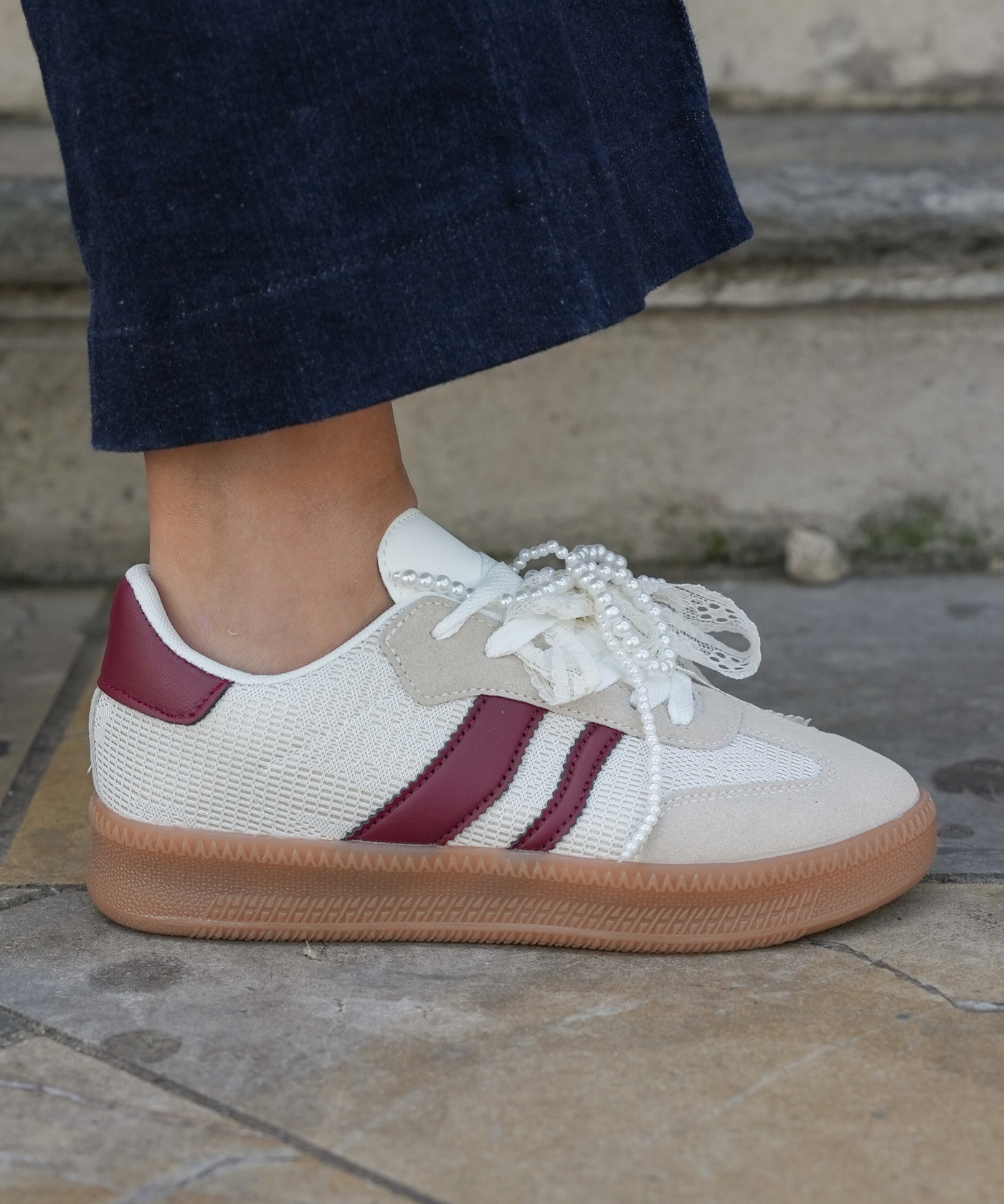 SNEAKERS BLANCHES ET BORDEAUX FEMME AVEC SEMELLE GOMME - Casualmode.fr