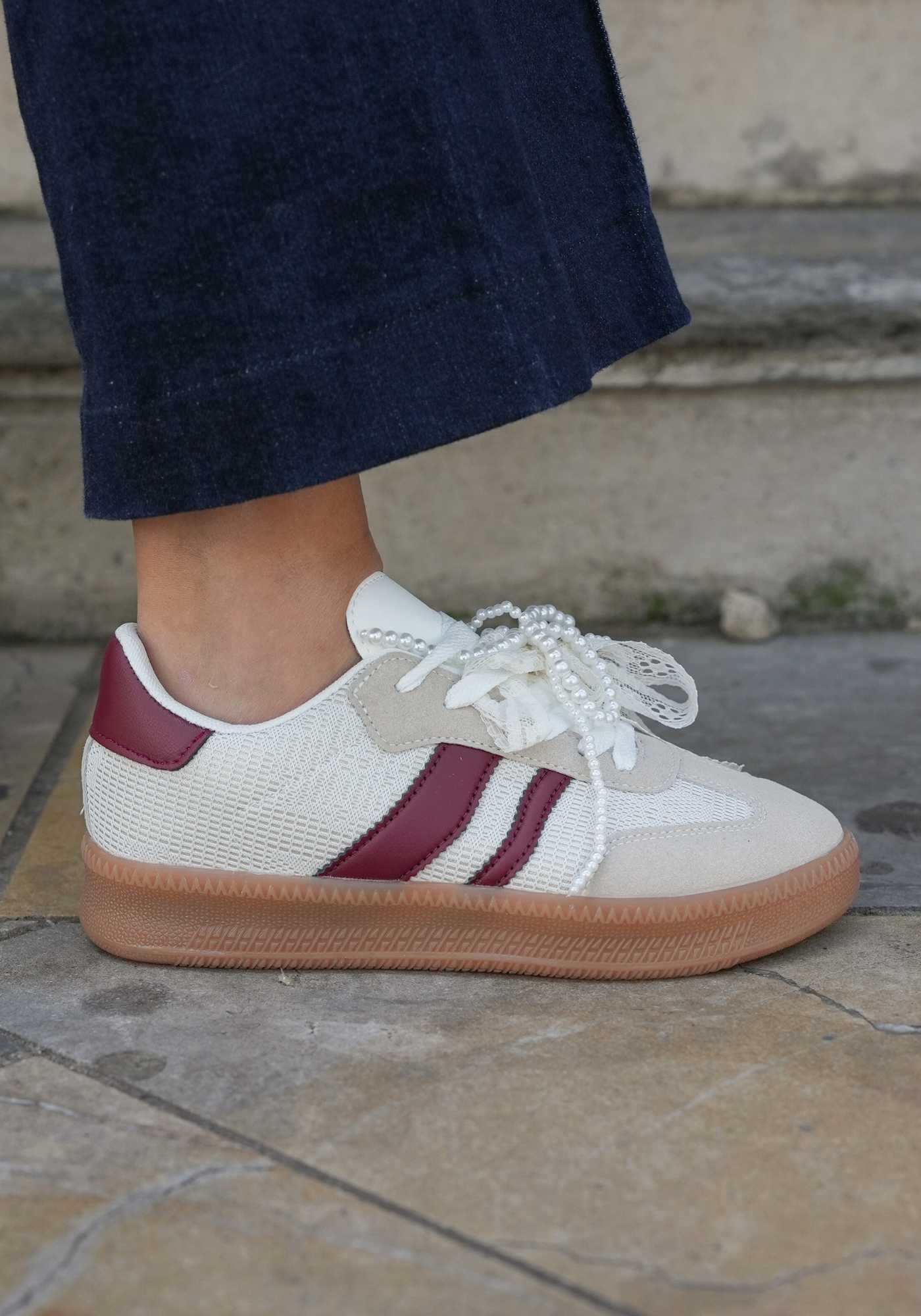 SNEAKERS BLANCHES ET BORDEAUX FEMME AVEC SEMELLE GOMME - Casualmode.fr