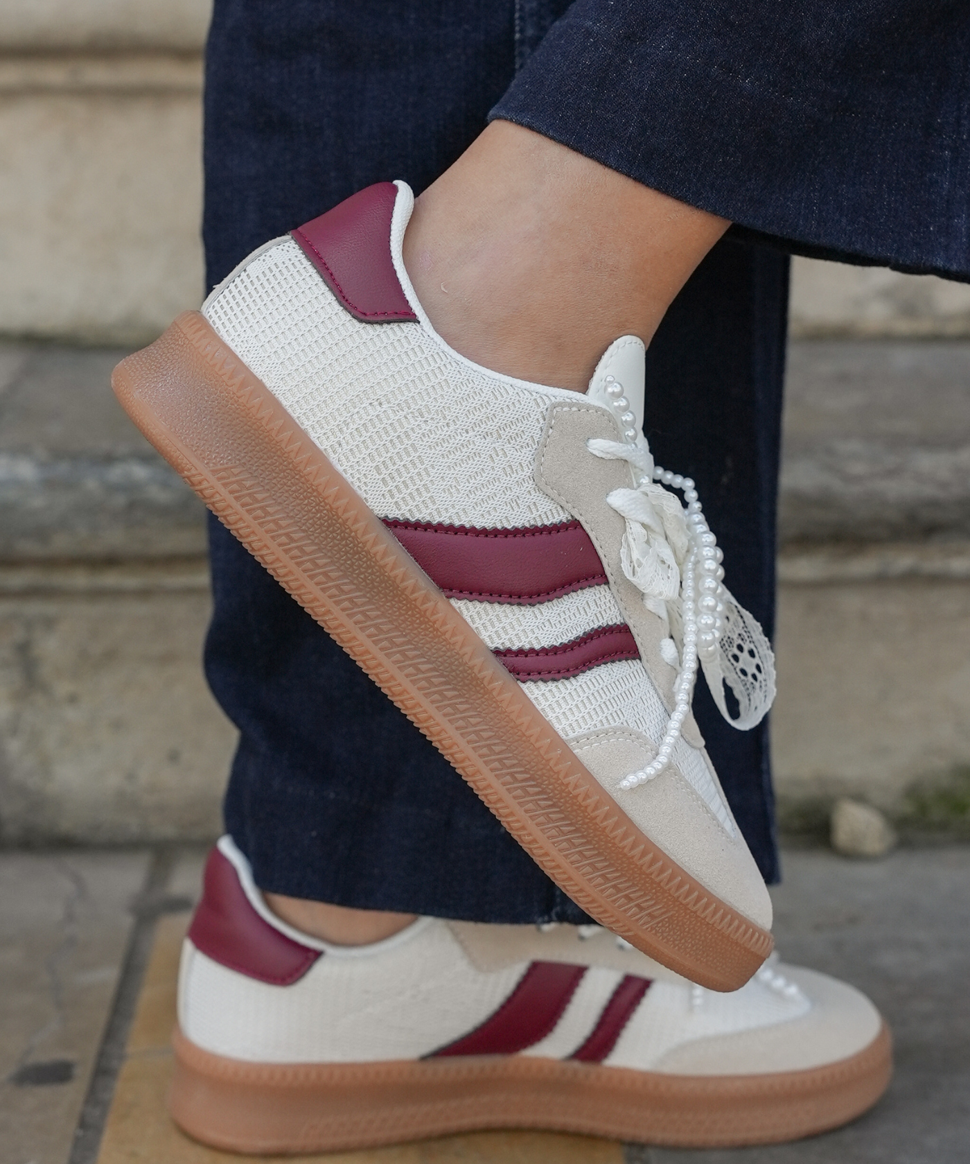 SNEAKERS BLANCHES ET BORDEAUX FEMME AVEC SEMELLE GOMME - Casualmode.fr