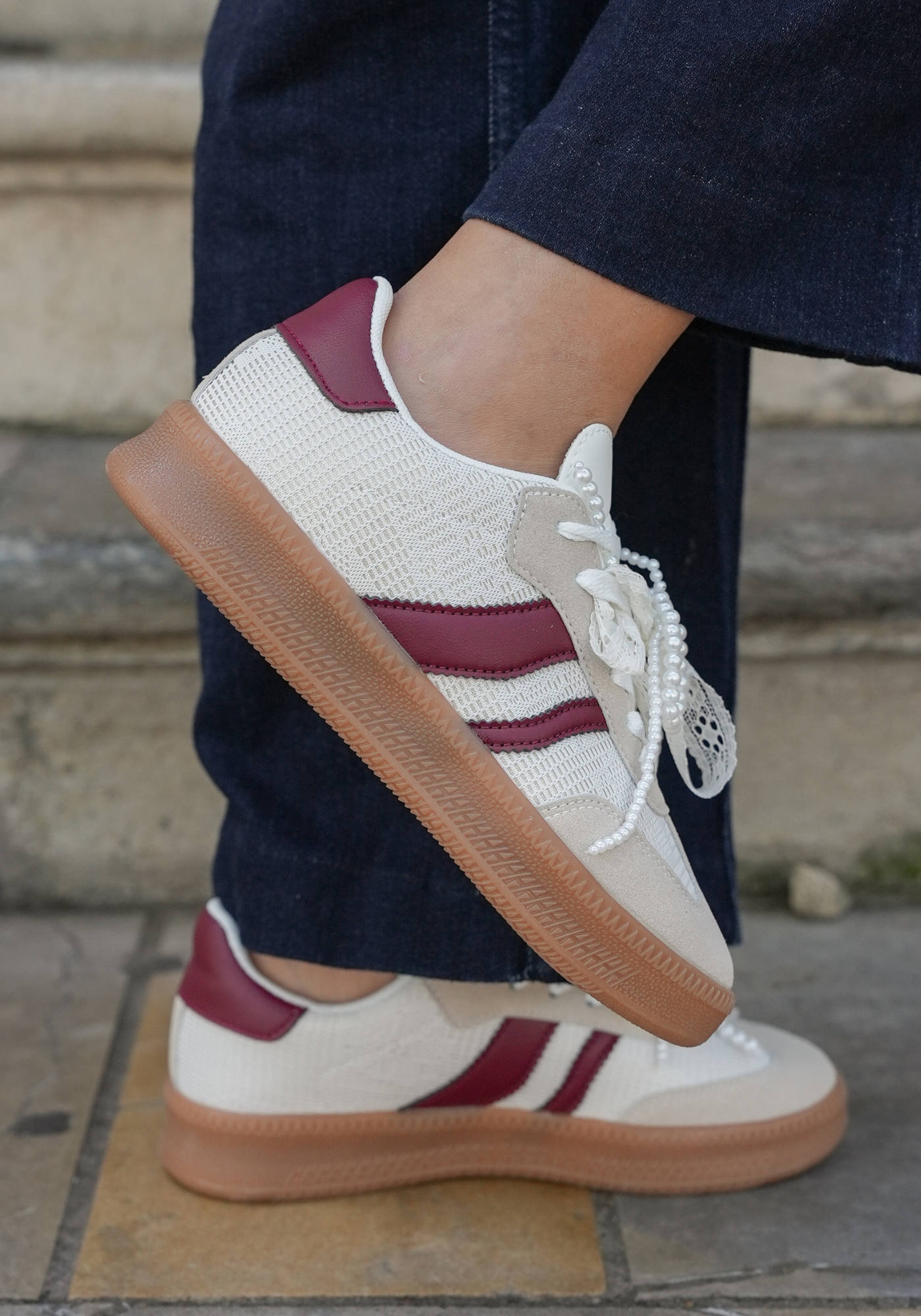 SNEAKERS BLANCHES ET BORDEAUX FEMME AVEC SEMELLE GOMME - Casualmode.fr