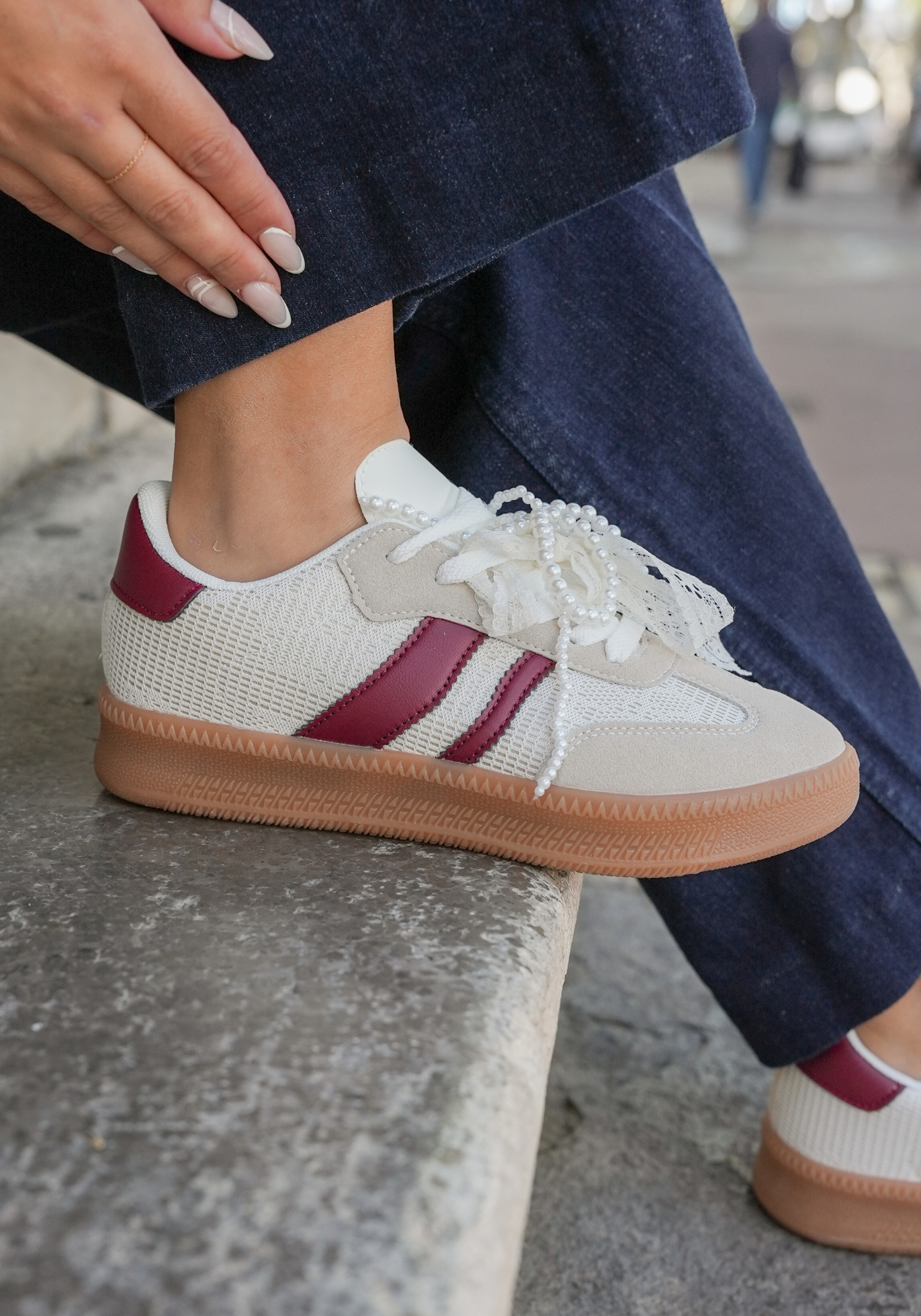 SNEAKERS BLANCHES ET BORDEAUX FEMME AVEC SEMELLE GOMME - Casualmode.fr