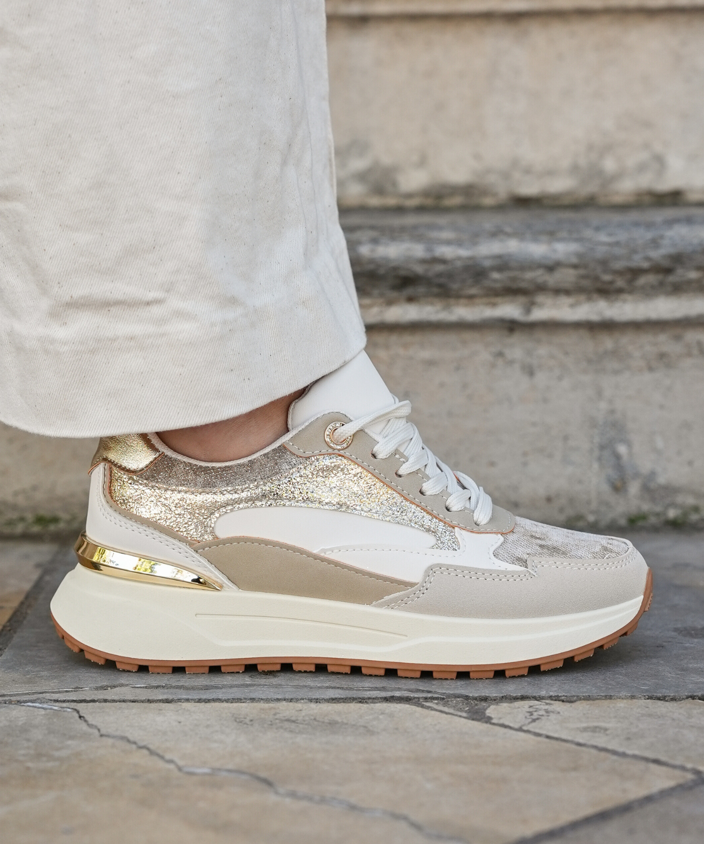 SNEAKERS CHUNKY BEIGE ET DORÉES FEMME STYLE TENDANCE - Casualmode.fr