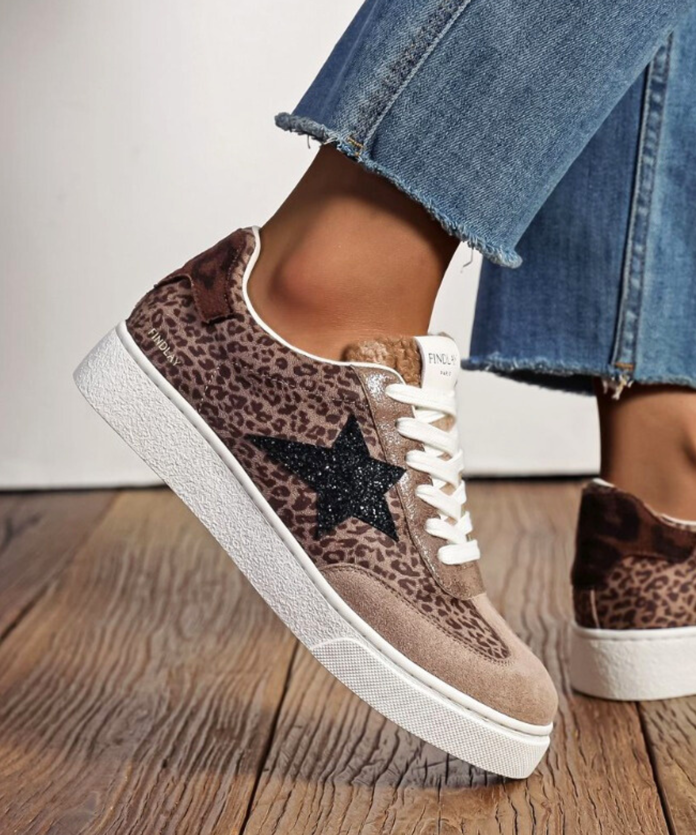 BASKET FEMME LÉOPARD BEIGE ÉTOILE NOIRE À LACETS BLANCS - Casualmode.fr