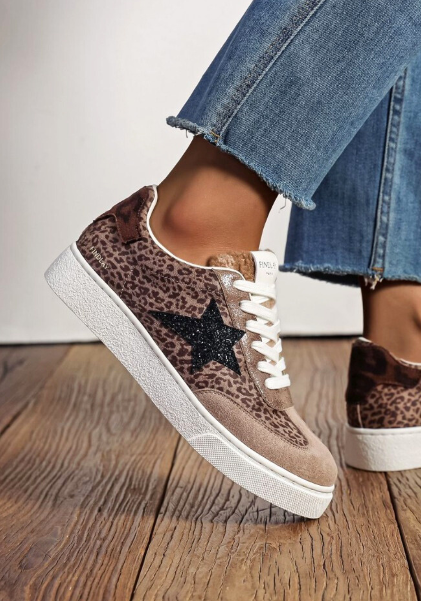 BASKET FEMME LÉOPARD BEIGE ÉTOILE NOIRE À LACETS BLANCS - Casualmode.fr