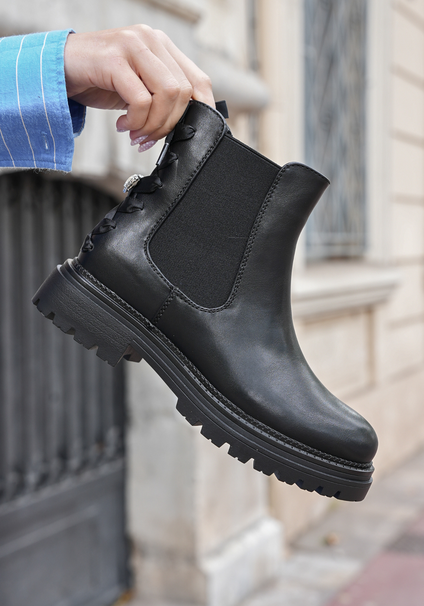 CHELSEA BOOTS NOIRES À SEMELLE CRANTÉE ET NOEUD ARRIÈRE - Casualmode.fr