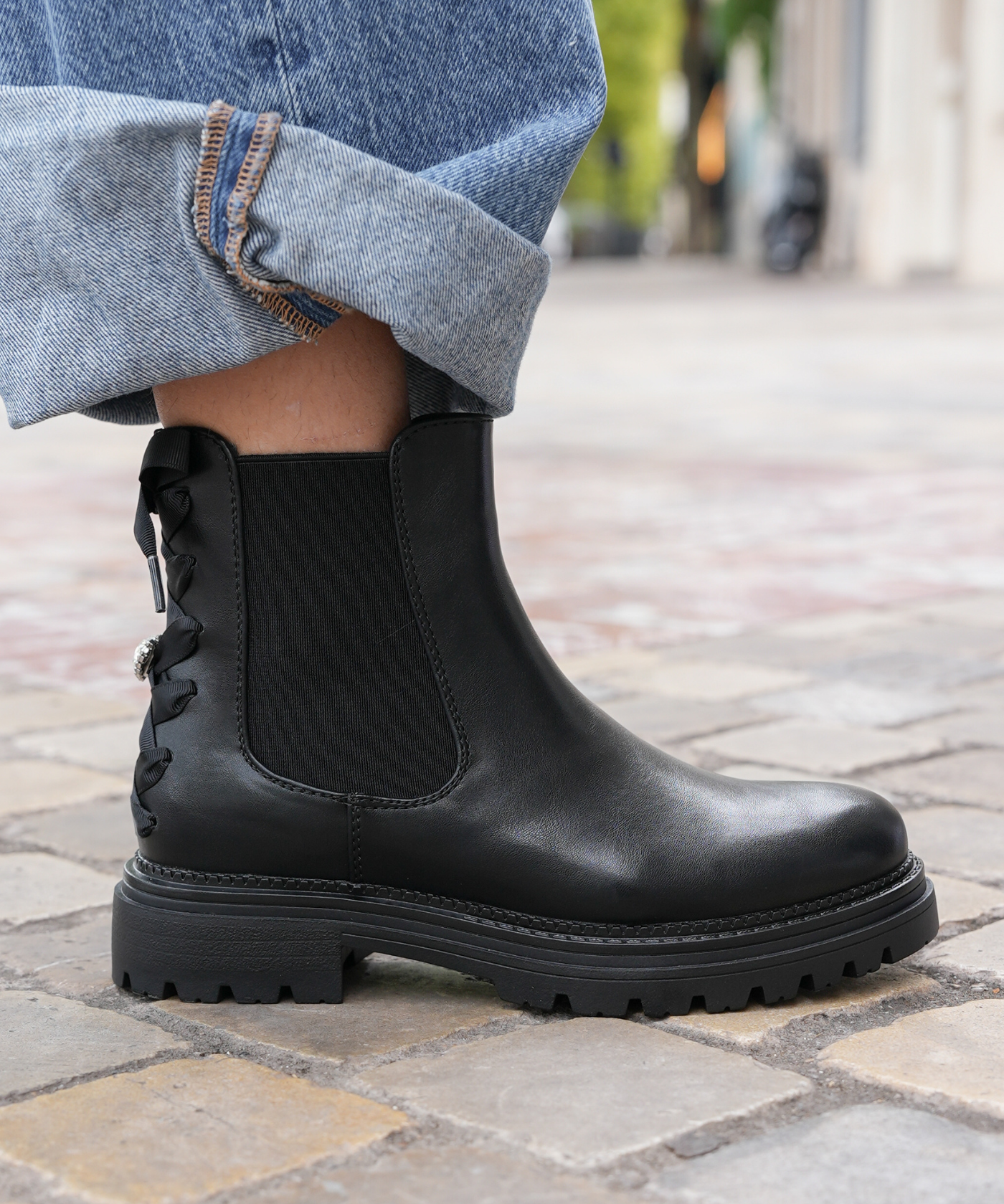 CHELSEA BOOTS NOIRES À SEMELLE CRANTÉE ET NOEUD ARRIÈRE - Casualmode.fr