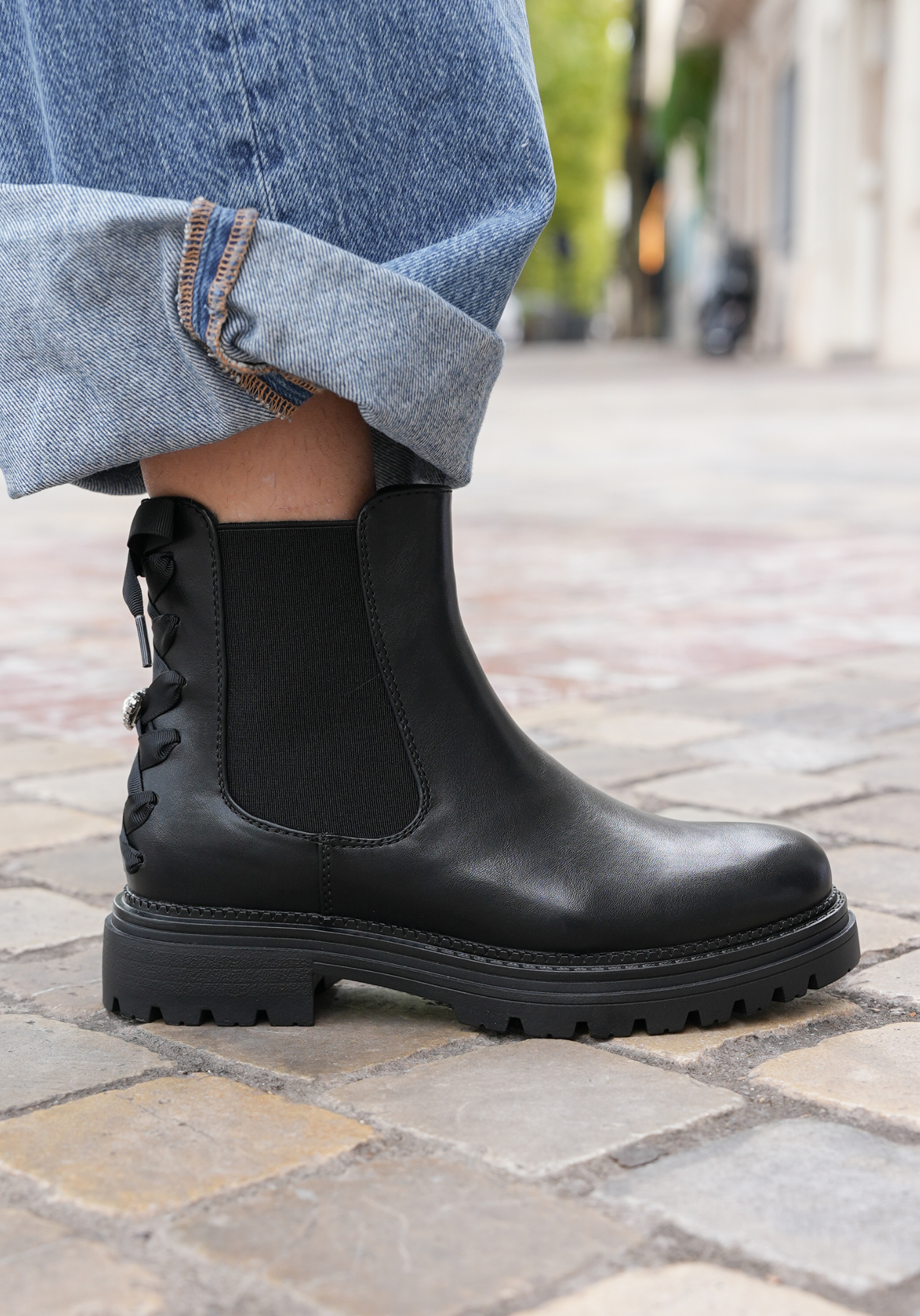 CHELSEA BOOTS NOIRES À SEMELLE CRANTÉE ET NOEUD ARRIÈRE - Casualmode.fr