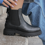 CHELSEA BOOTS NOIRES À SEMELLE CRANTÉE ET NOEUD ARRIÈRE - Casualmode.fr
