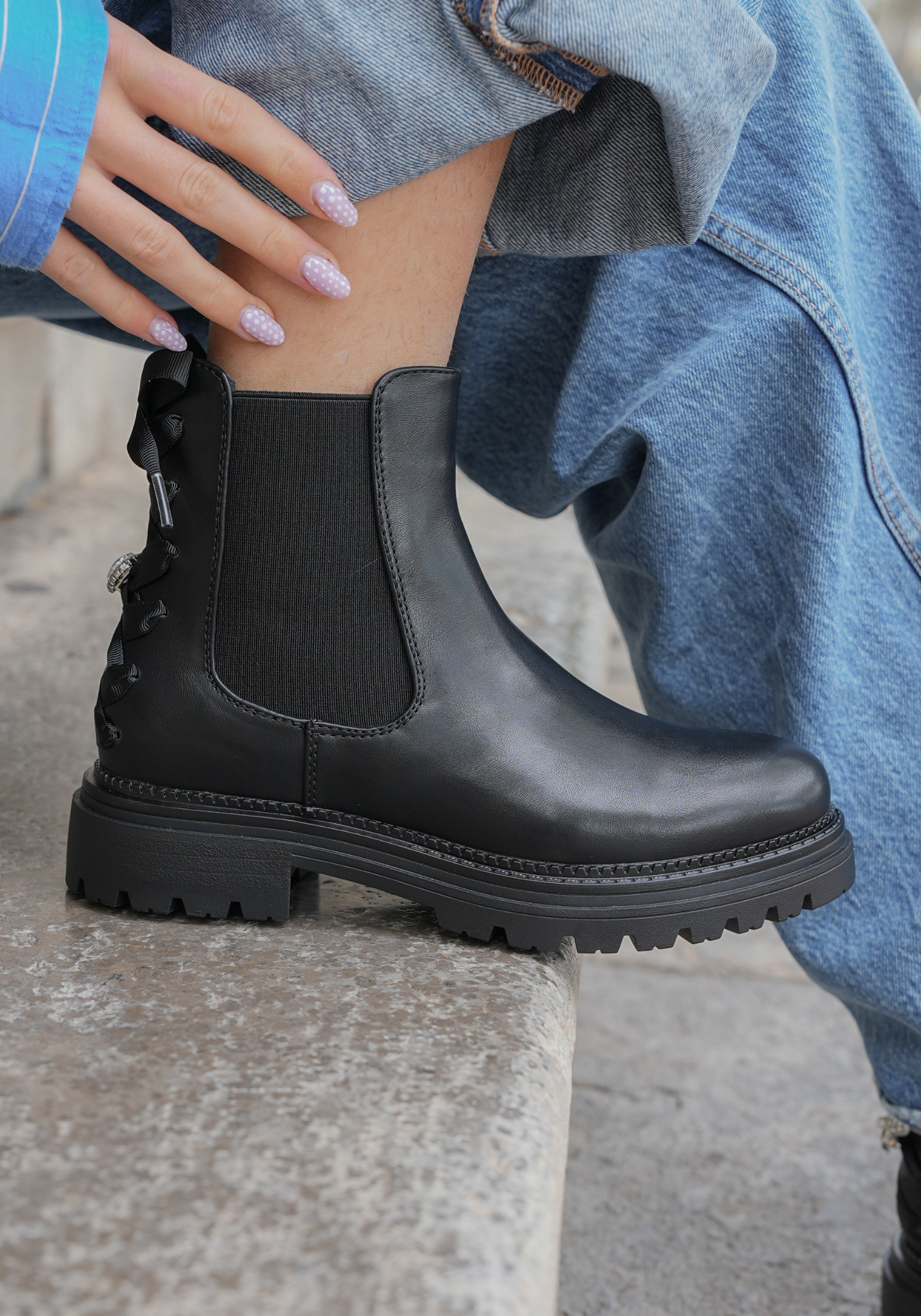 CHELSEA BOOTS NOIRES À SEMELLE CRANTÉE ET NOEUD ARRIÈRE - Casualmode.fr