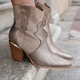 BOTTINES COWBOY TAUPE À TALON - Casualmode.fr