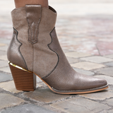 BOTTINES COWBOY TAUPE À TALON - Casualmode.fr