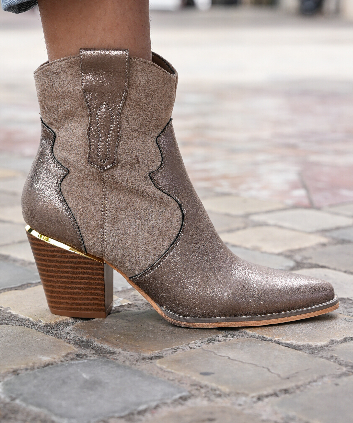 BOTTINES COWBOY TAUPE À TALON - Casualmode.fr