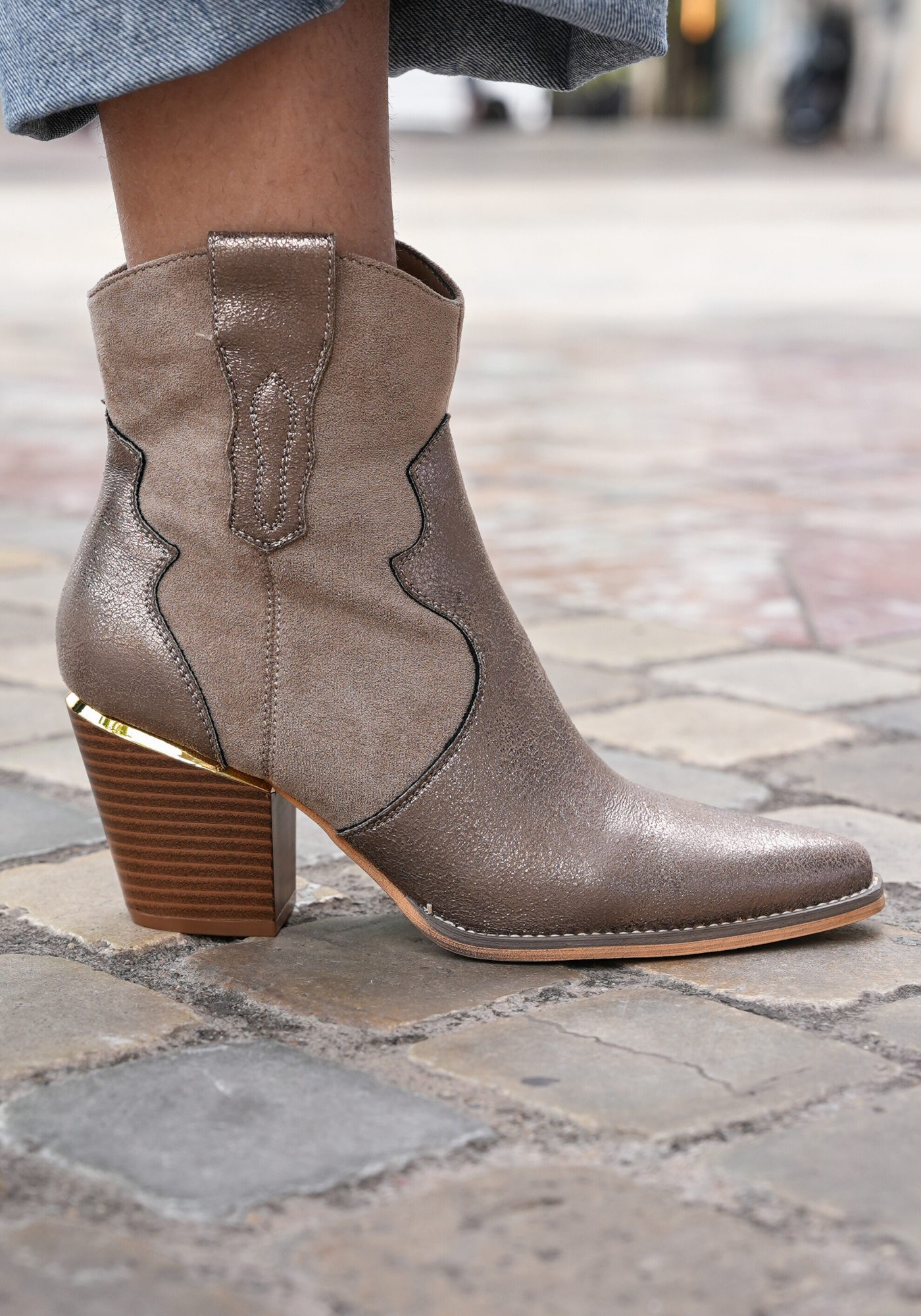 BOTTINES COWBOY TAUPE À TALON - Casualmode.fr
