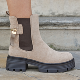 BOTTINES BEIGE CHELSEA – DÉTAIL MÉTALLIQUE - Casualmode.fr