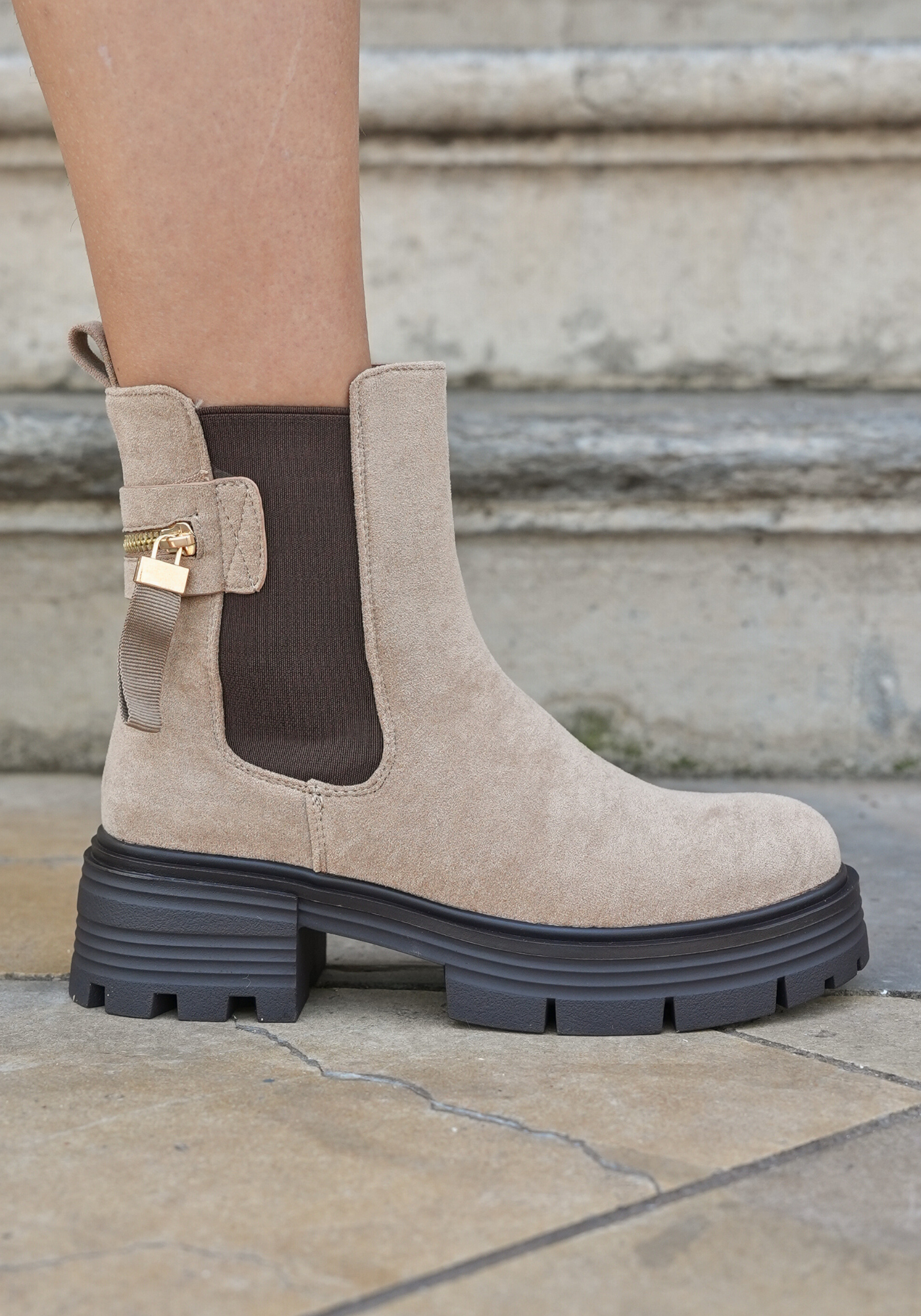 BOTTINES BEIGE CHELSEA – DÉTAIL MÉTALLIQUE - Casualmode.fr