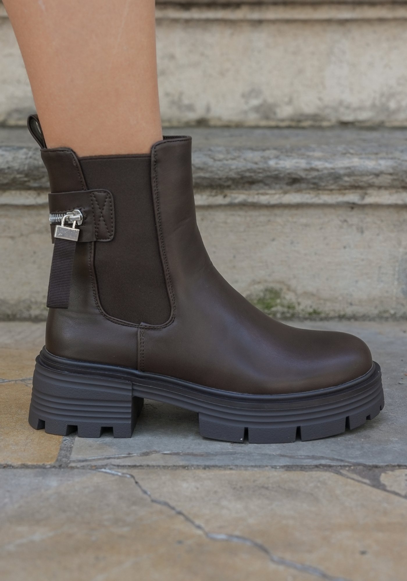 BOTTINES MARRON CHELSEA – DÉTAIL MÉTALLIQUE - Casualmode.fr