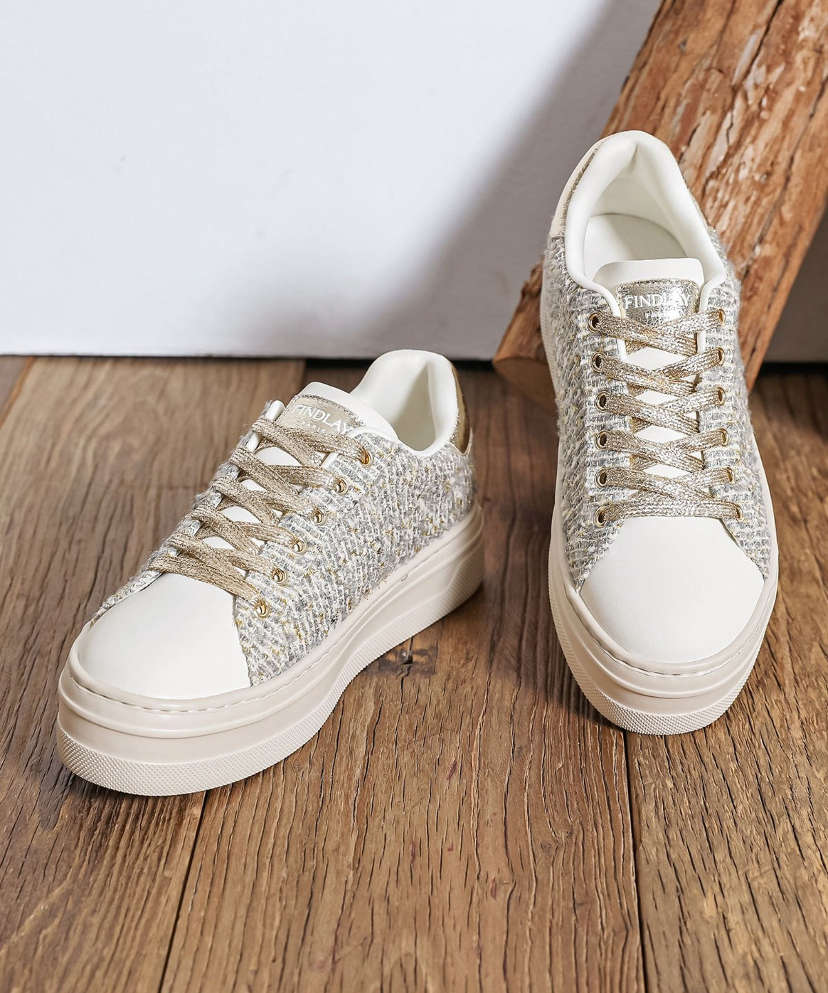 BASKETS CHIC EN TWEED DORÉ ET BLANC - Casualmode.fr