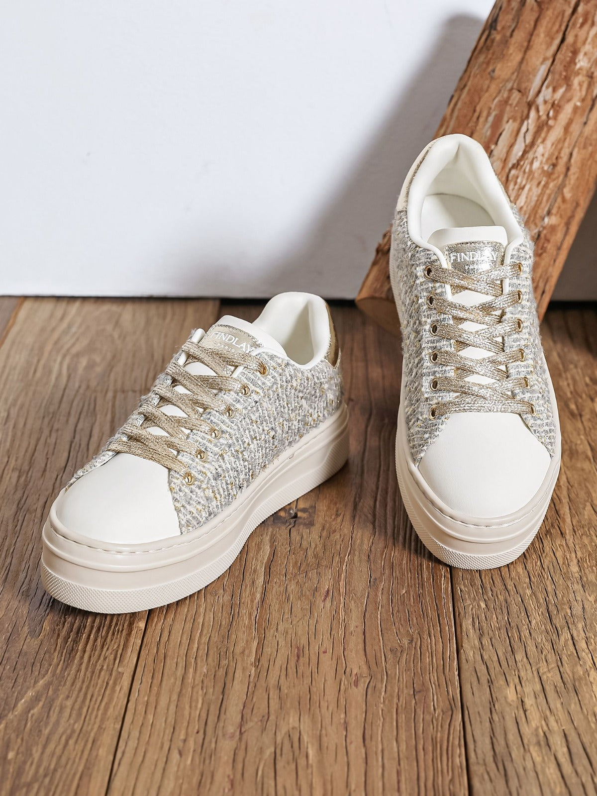 BASKETS CHIC EN TWEED DORÉ ET BLANC - Casualmode.fr