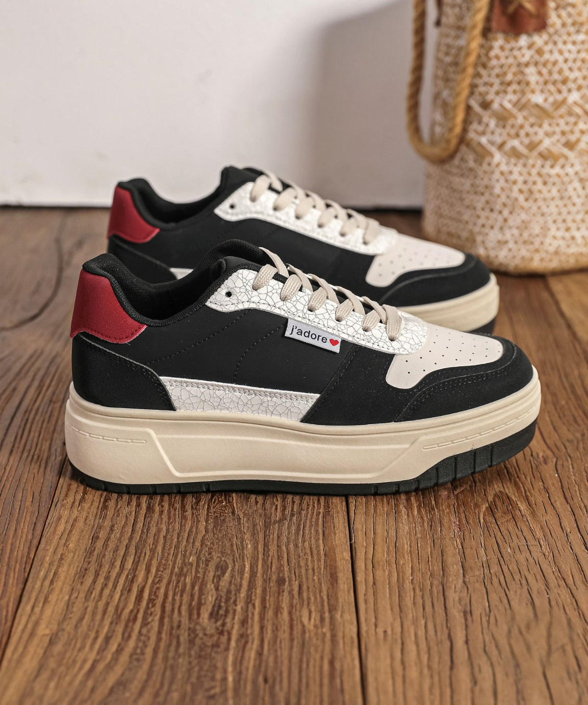 BASKETS NOIRES ET BLANCHES AVEC DÉTAIL ROUGE "J’ADORE" - Casualmode.fr