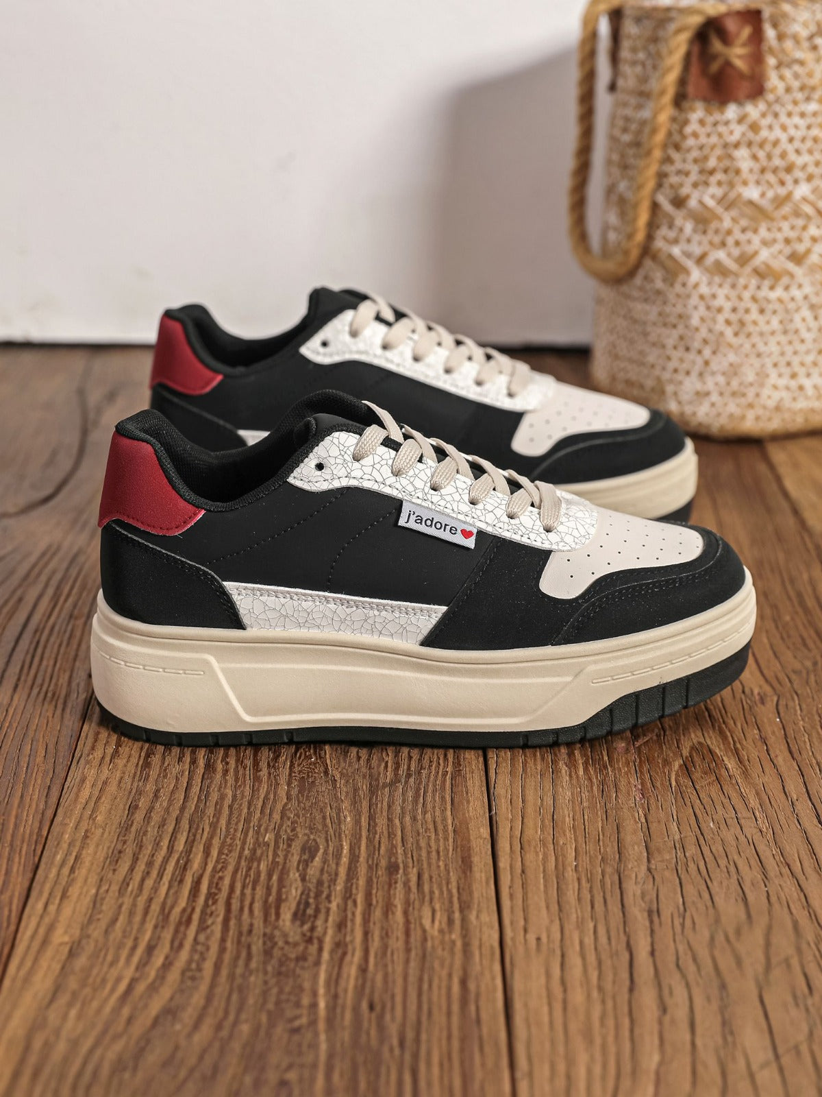 BASKETS NOIRES ET BLANCHES AVEC DÉTAIL ROUGE "J’ADORE" - Casualmode.fr