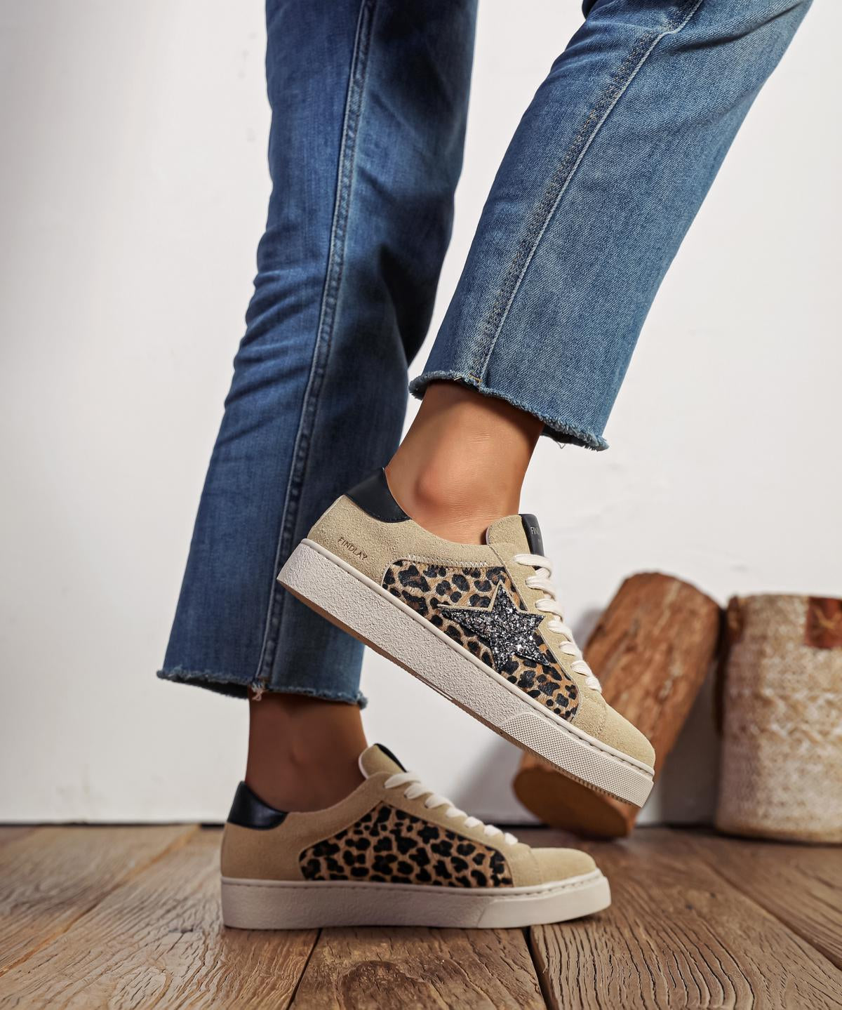 BASKETS BEIGE IMPRIMÉ LÉOPARD AVEC ÉTOILE PAILLETÉE - Casualmode.fr